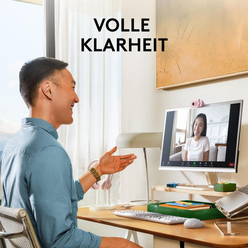 Mężczyzna w niebieskiej koszuli na rozmowie wideo z kobietą.