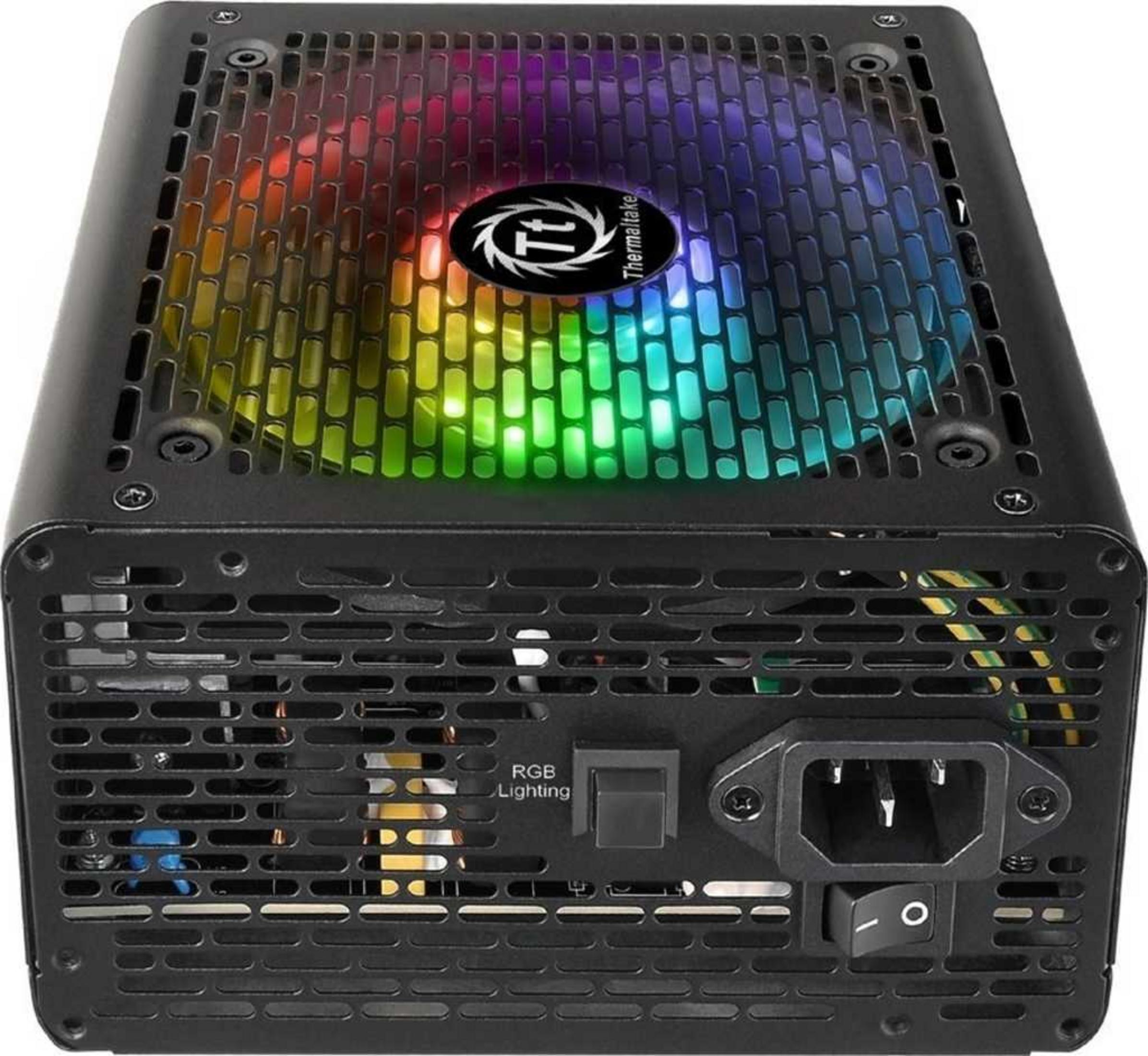 Ein schwarzes PC-Netzteil mit einem Lüfter, der regenbogenfarbene RGB-Beleuchtung zeigt.