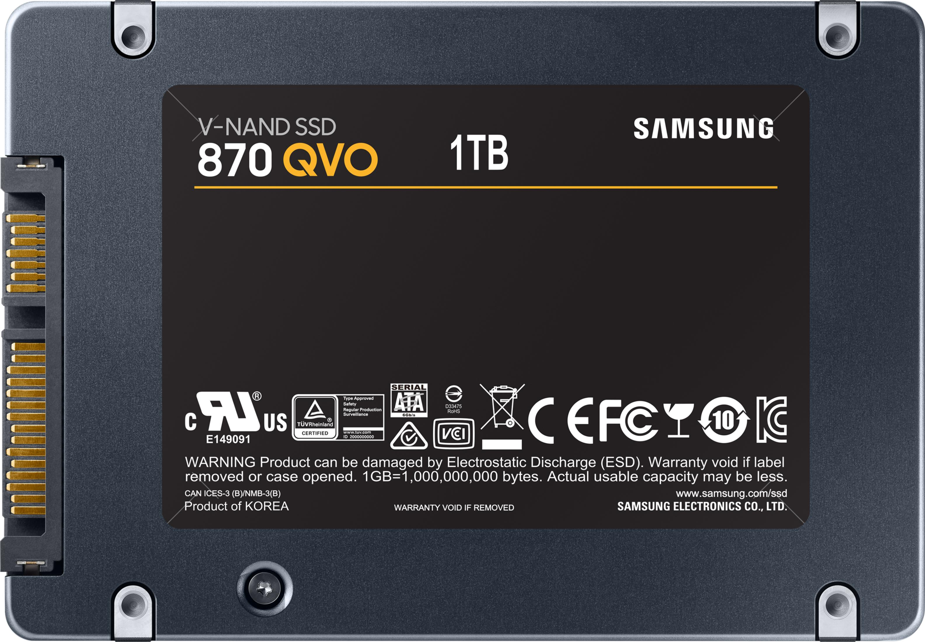Ein graues Samsung 870 QVO 1TB SSD mit SATA-Anschluss und verschiedenen Zertifizierungslogos.