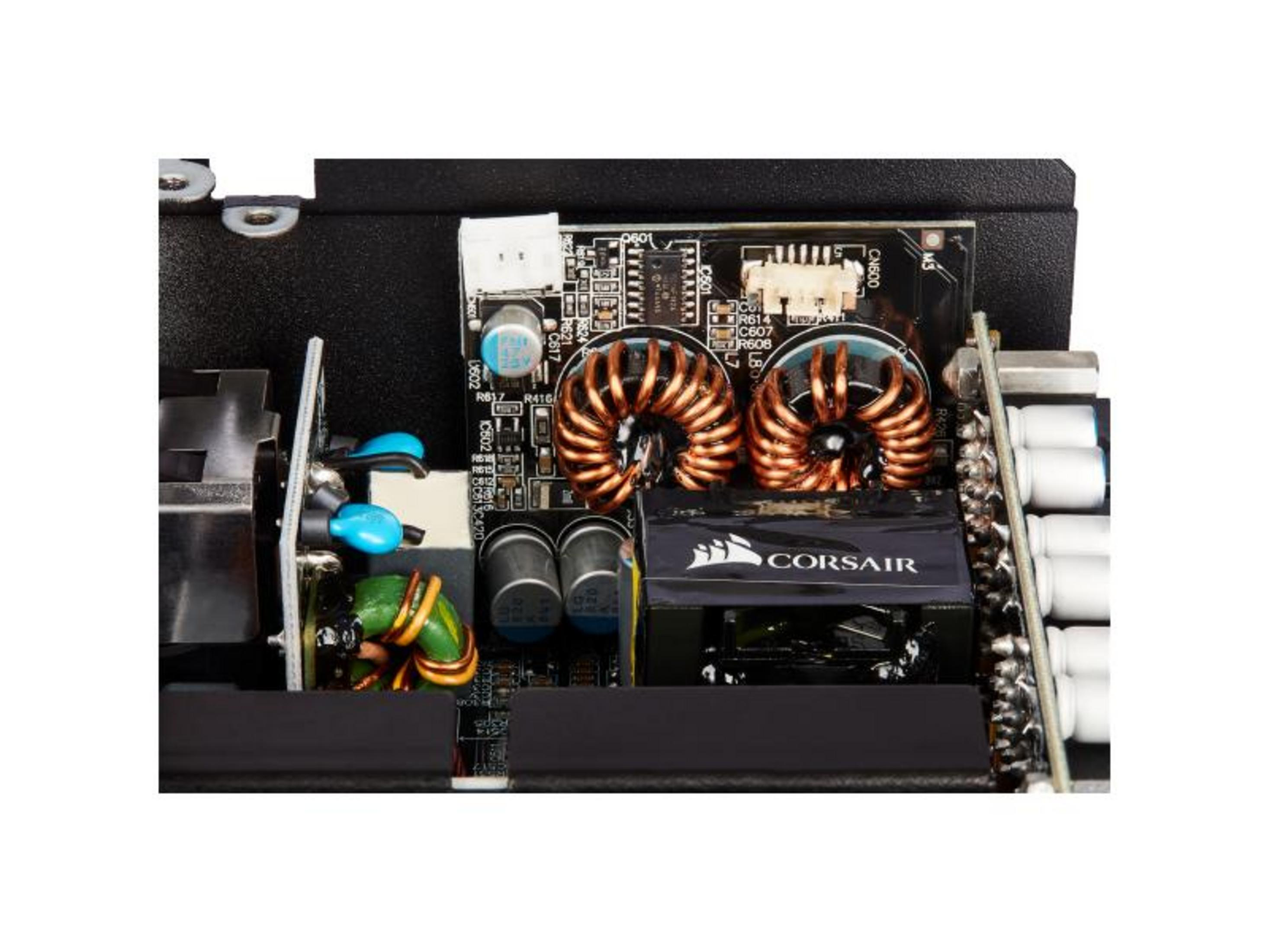 Un primo piano di un alimentatore per computer con bobine e condensatori.