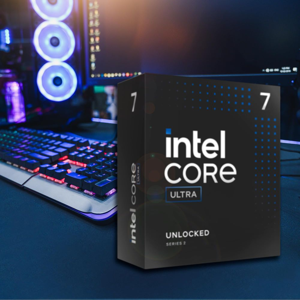 Pudełko procesora Intel Core Ultra 7 obok klawiatury gamingowej i PC.