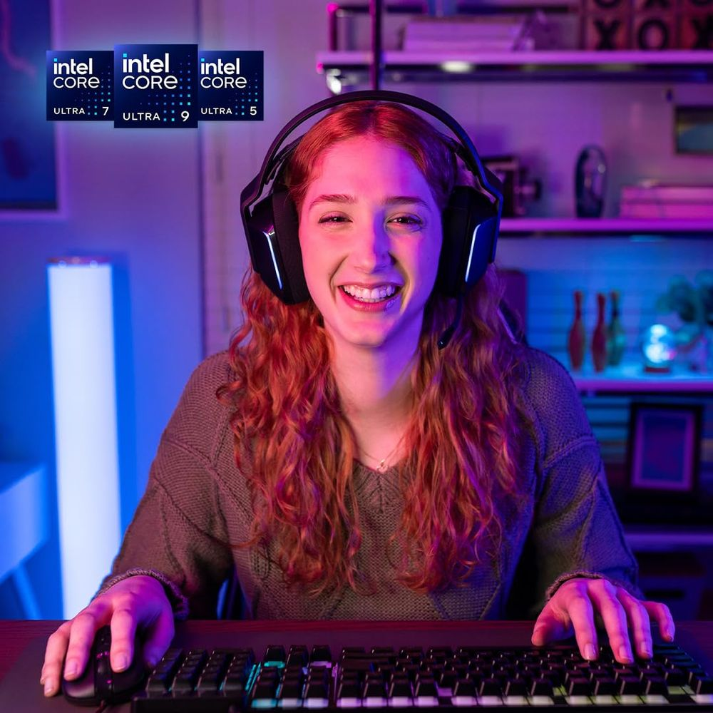 Uśmiechnięta kobieta z rudymi włosami nosi słuchawki i gra w grę komputerową.