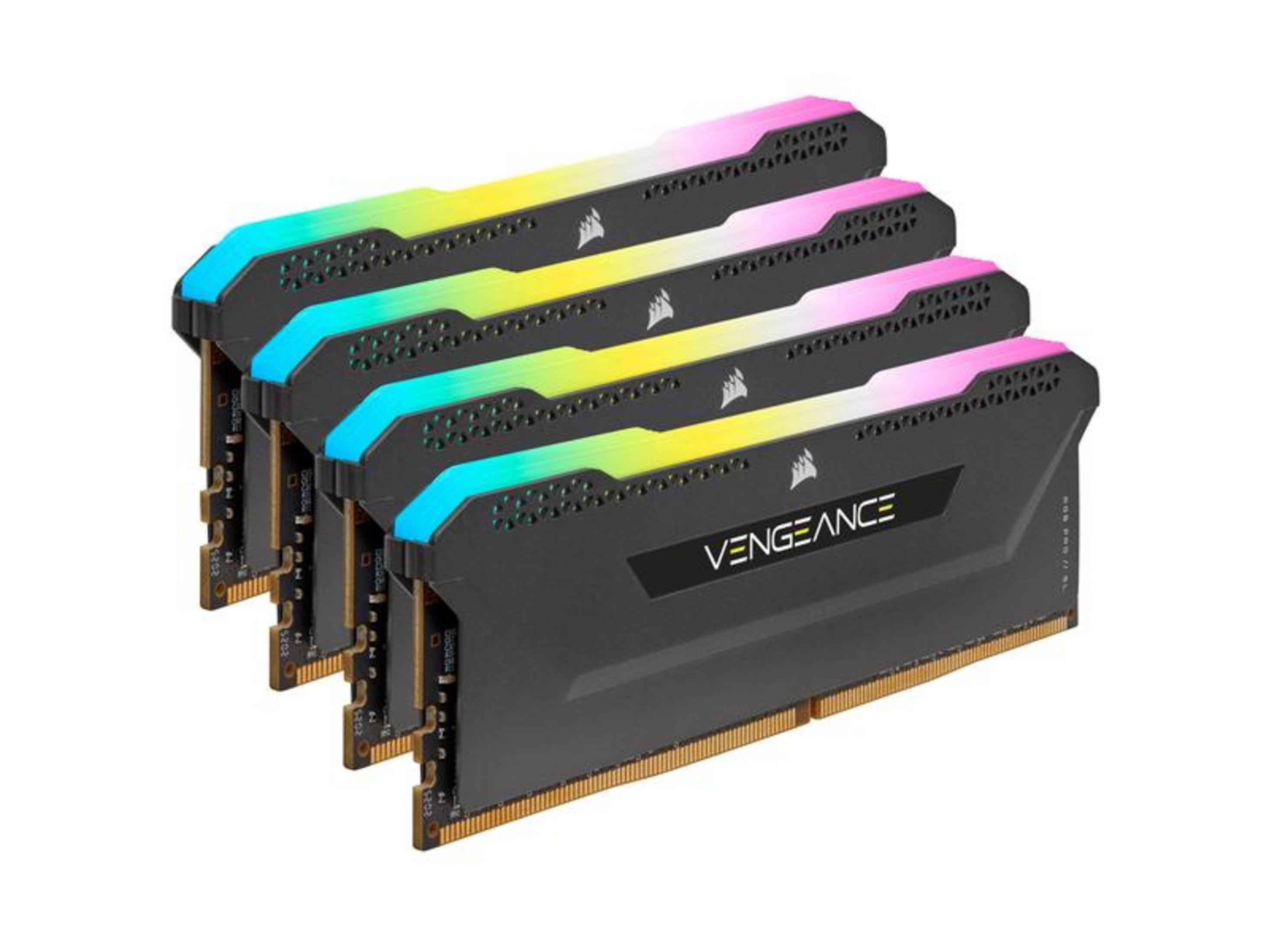 Cztery czarne moduły RAM z niebieskim, zielonym i żółtym podświetleniem RGB.