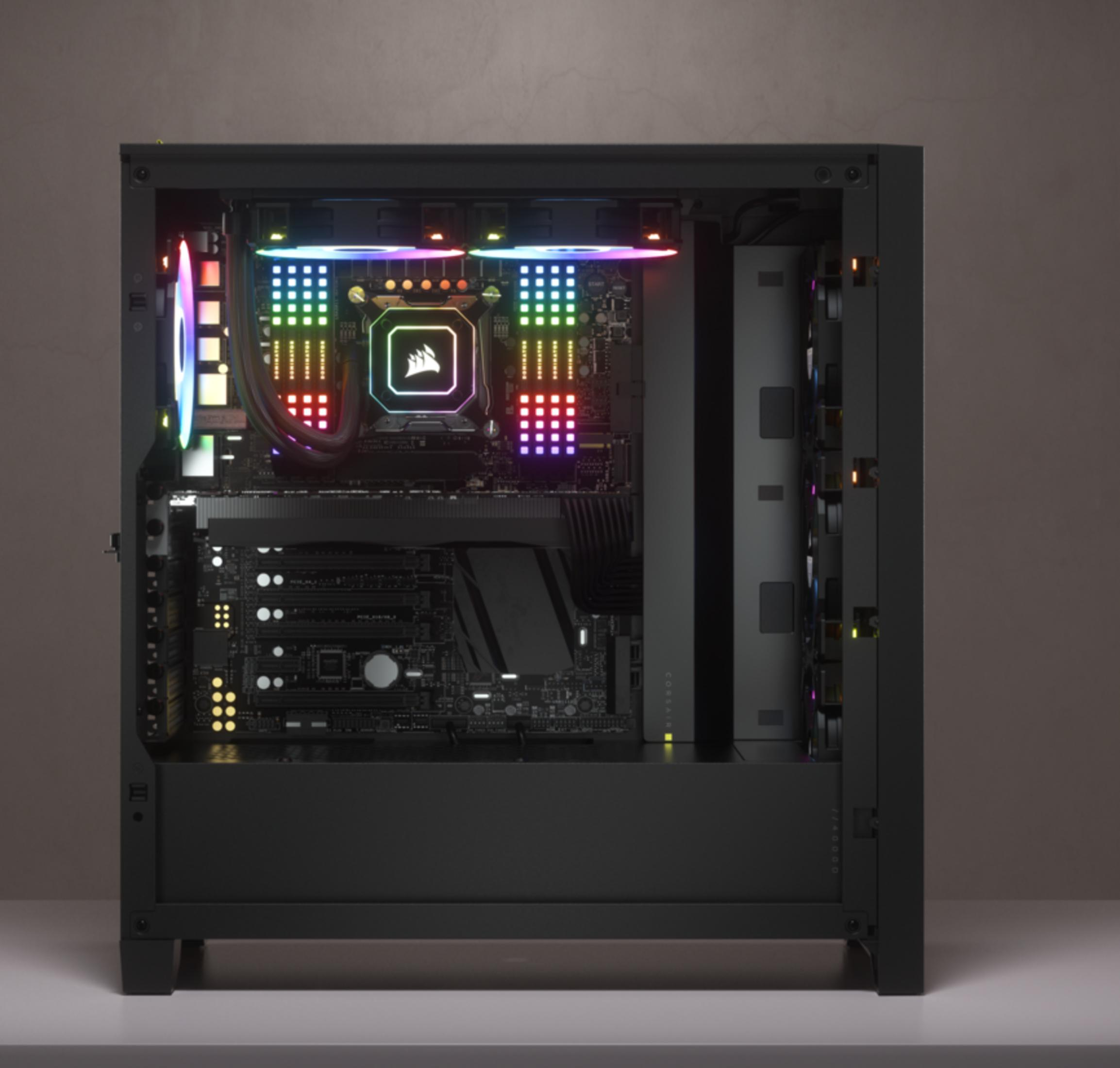 Otwarty czarny komputer z podświetleniem RGB na wentylatorach i płycie głównej.