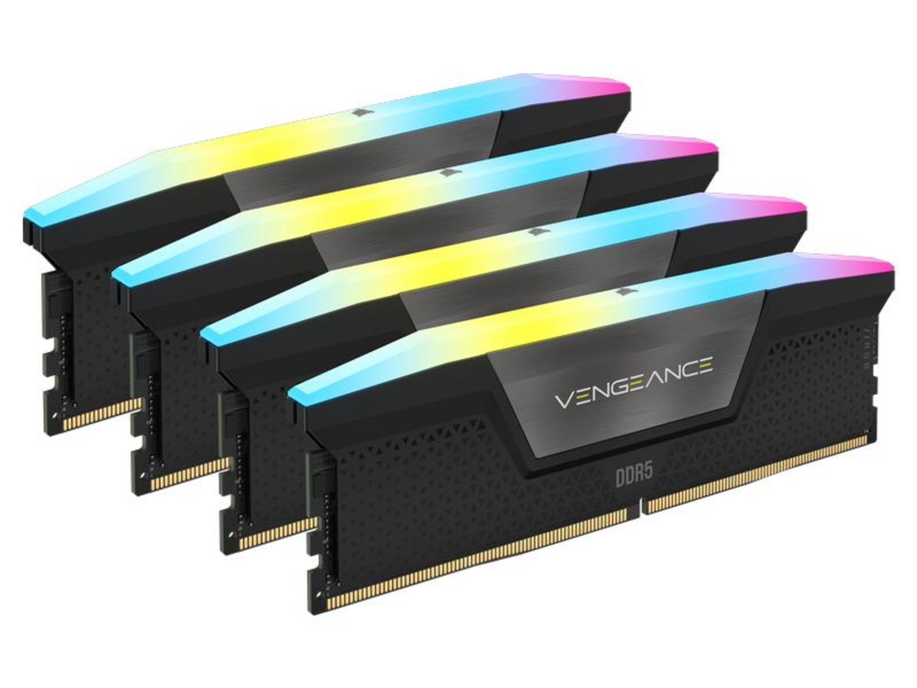 Cztery czarne moduły RAM DDR5 z podświetleniem RGB w kolorze niebieskim, żółtym i różowym.
