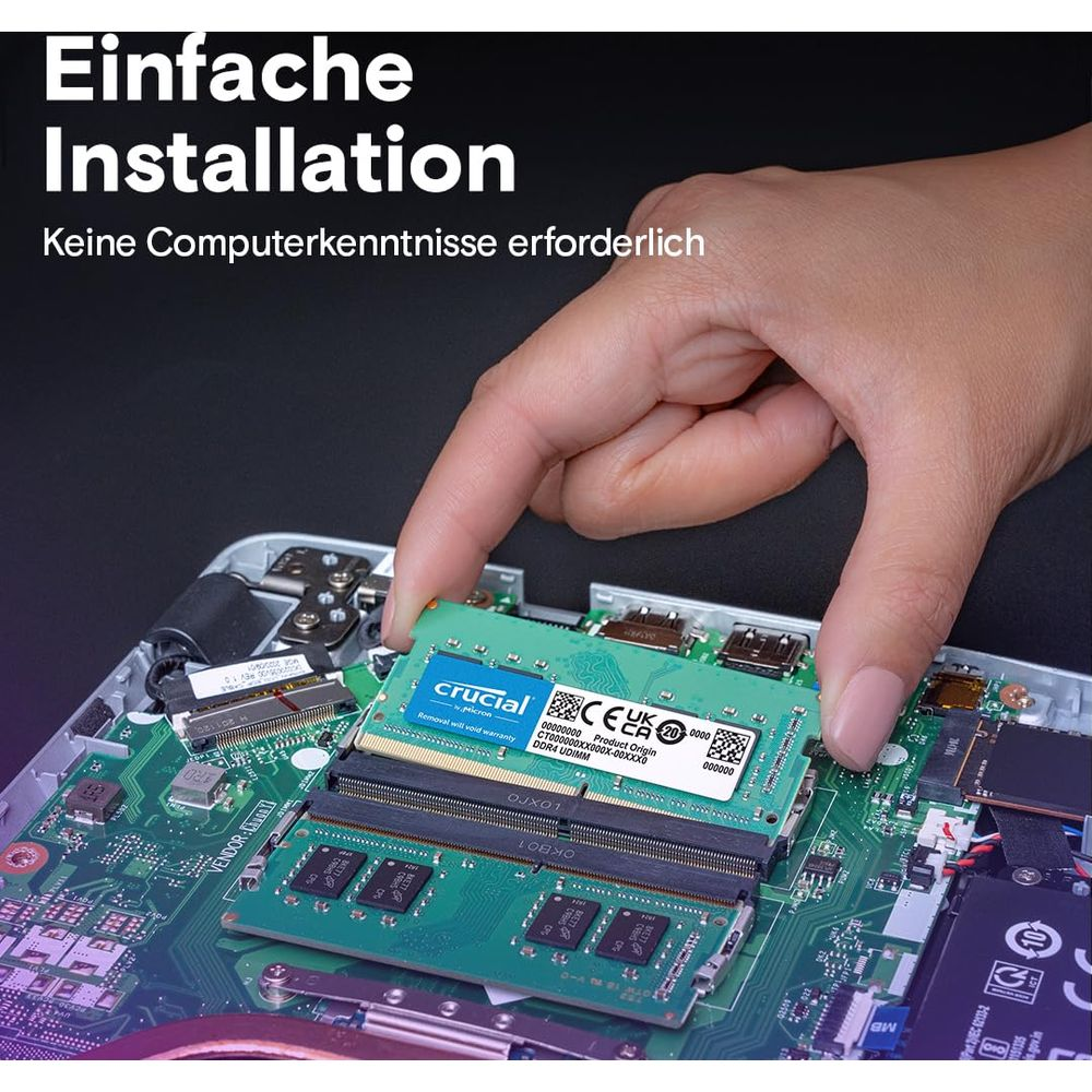 Dłoń instaluje zielony moduł RAM Crucial na płycie głównej komputera.