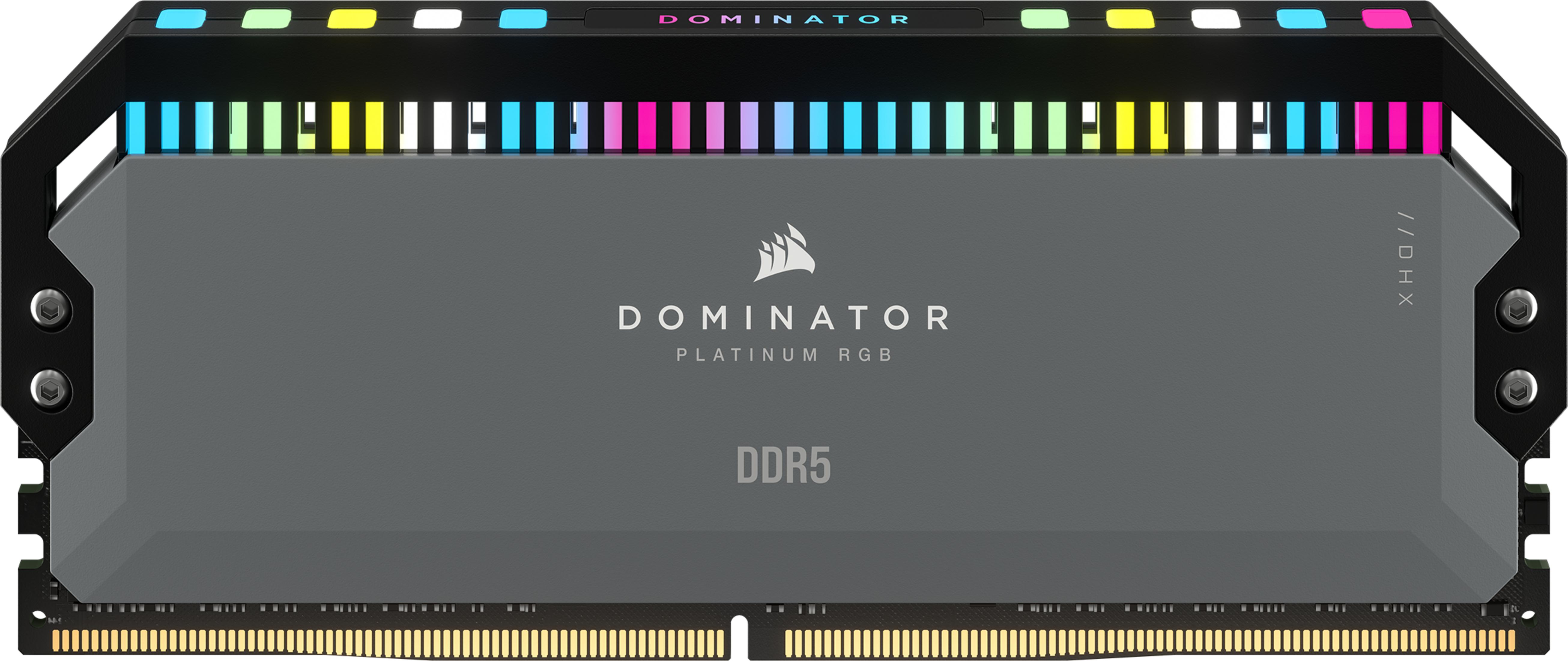 Ein graues DDR5 RAM-Modul mit RGB-Beleuchtung und schwarzem Kühlkörper.
