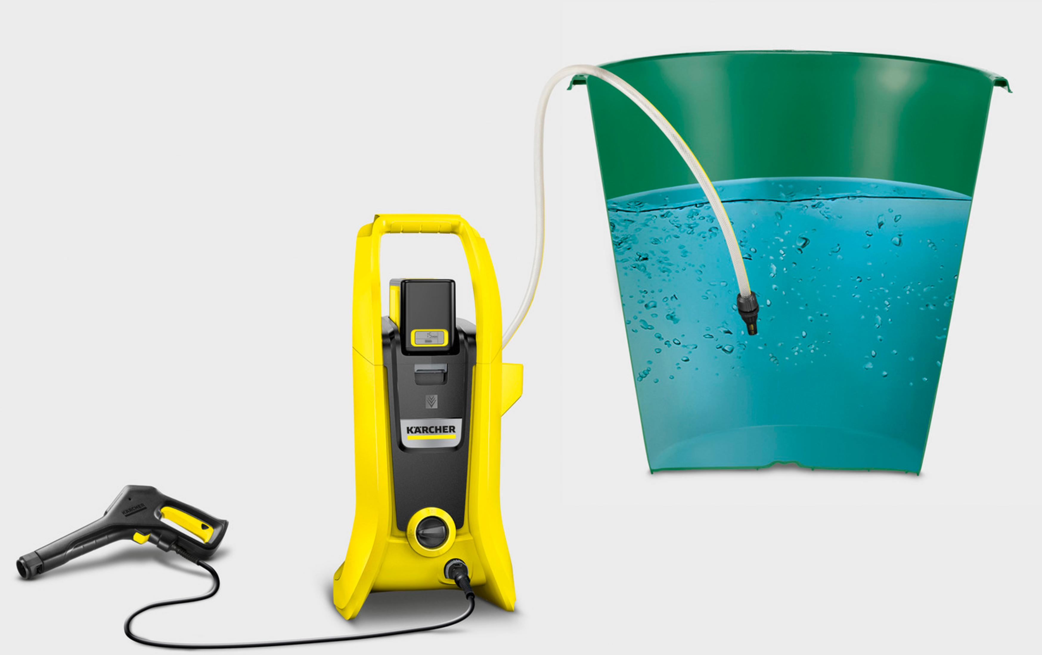 Idropulitrice gialla con pistola accanto a secchio verde con acqua.