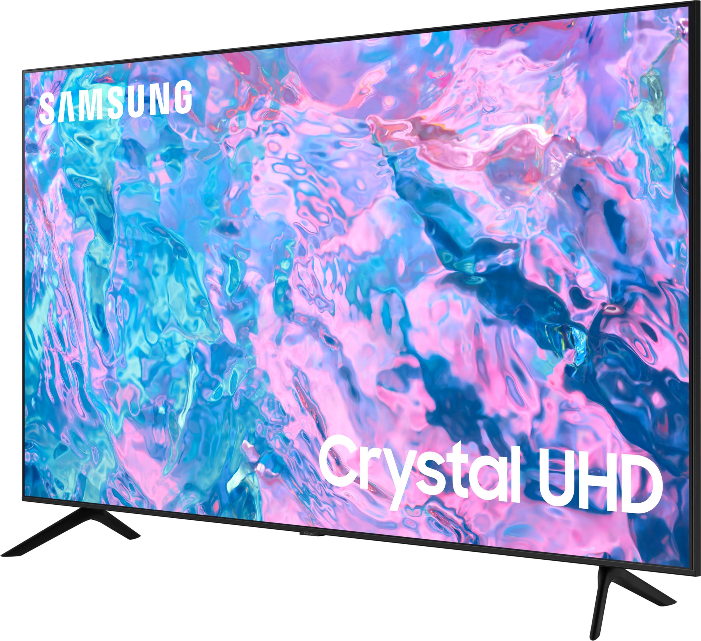 Ein Samsung Crystal UHD Fernseher mit schlankem Rahmen und schwarzen Standfüßen.