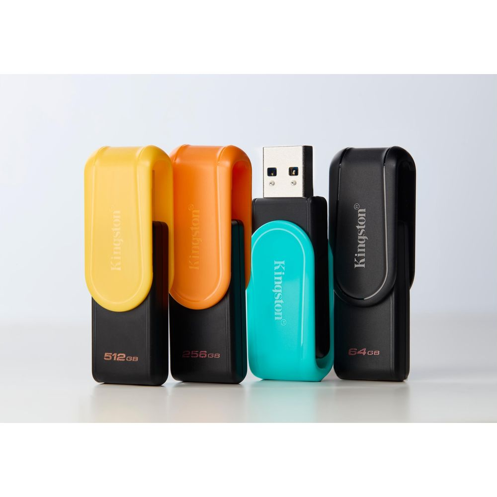 Vier Kingston USB-sticks in geel, oranje, turquoise en zwart.
