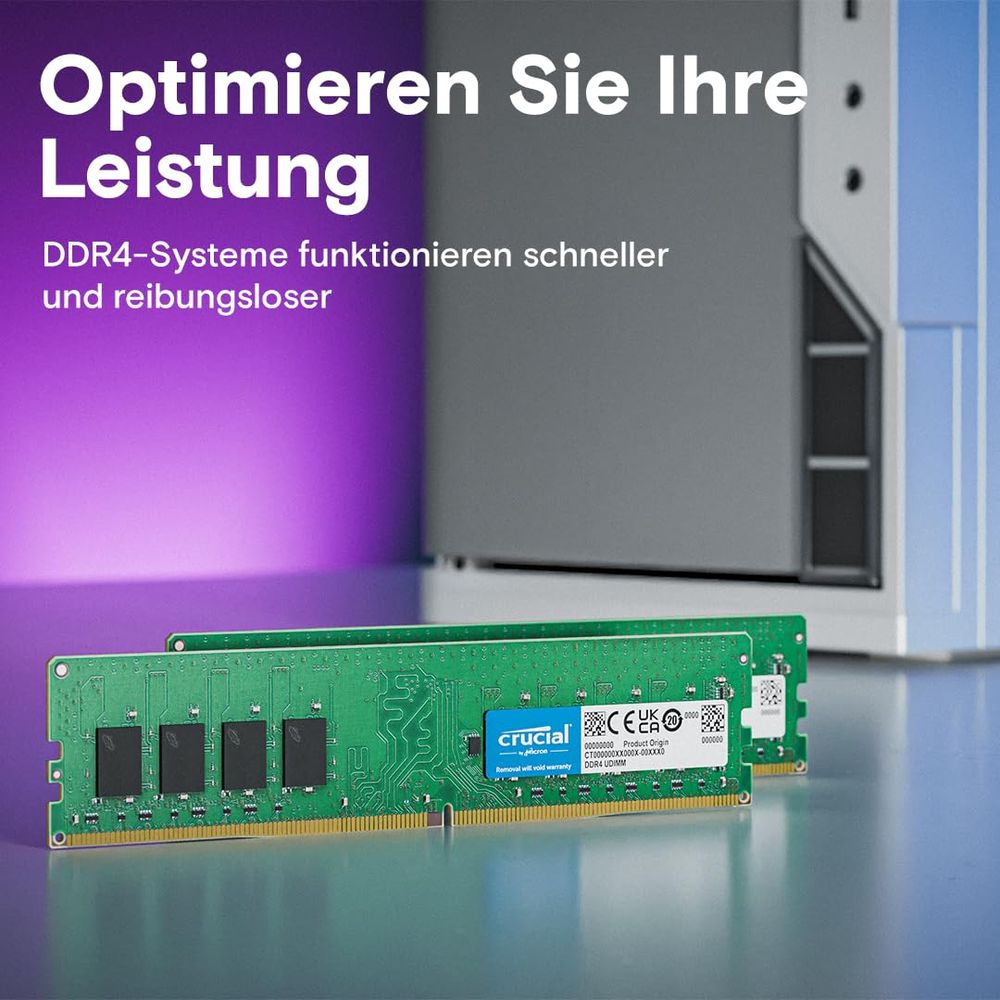 Dwa zielone moduły RAM Crucial DDR4 leżą na gładkiej powierzchni.