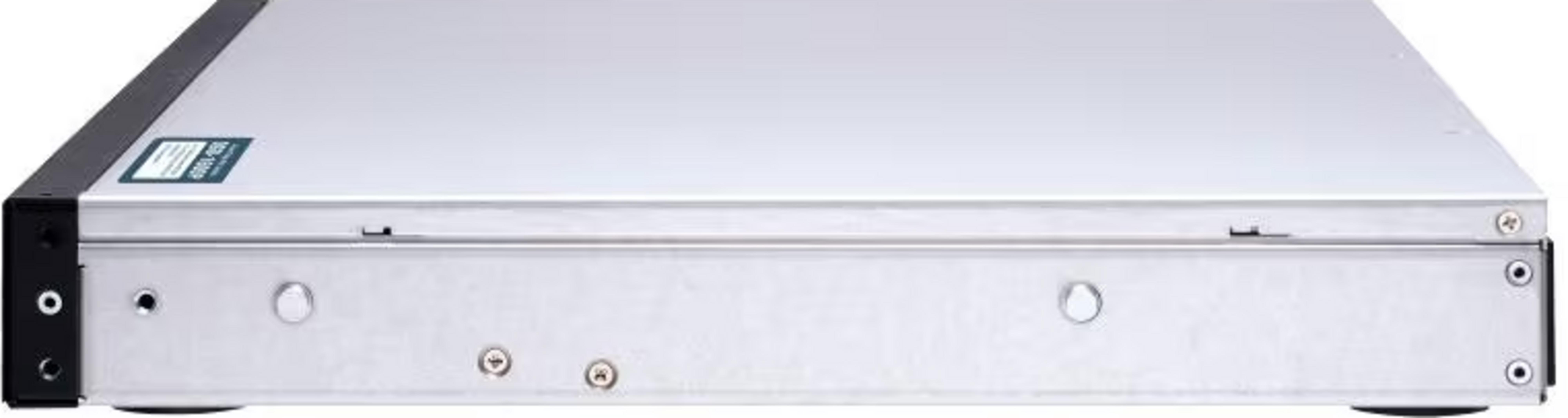 Srebrne urządzenie do montażu w szafie rack z czarnym wykończeniem.