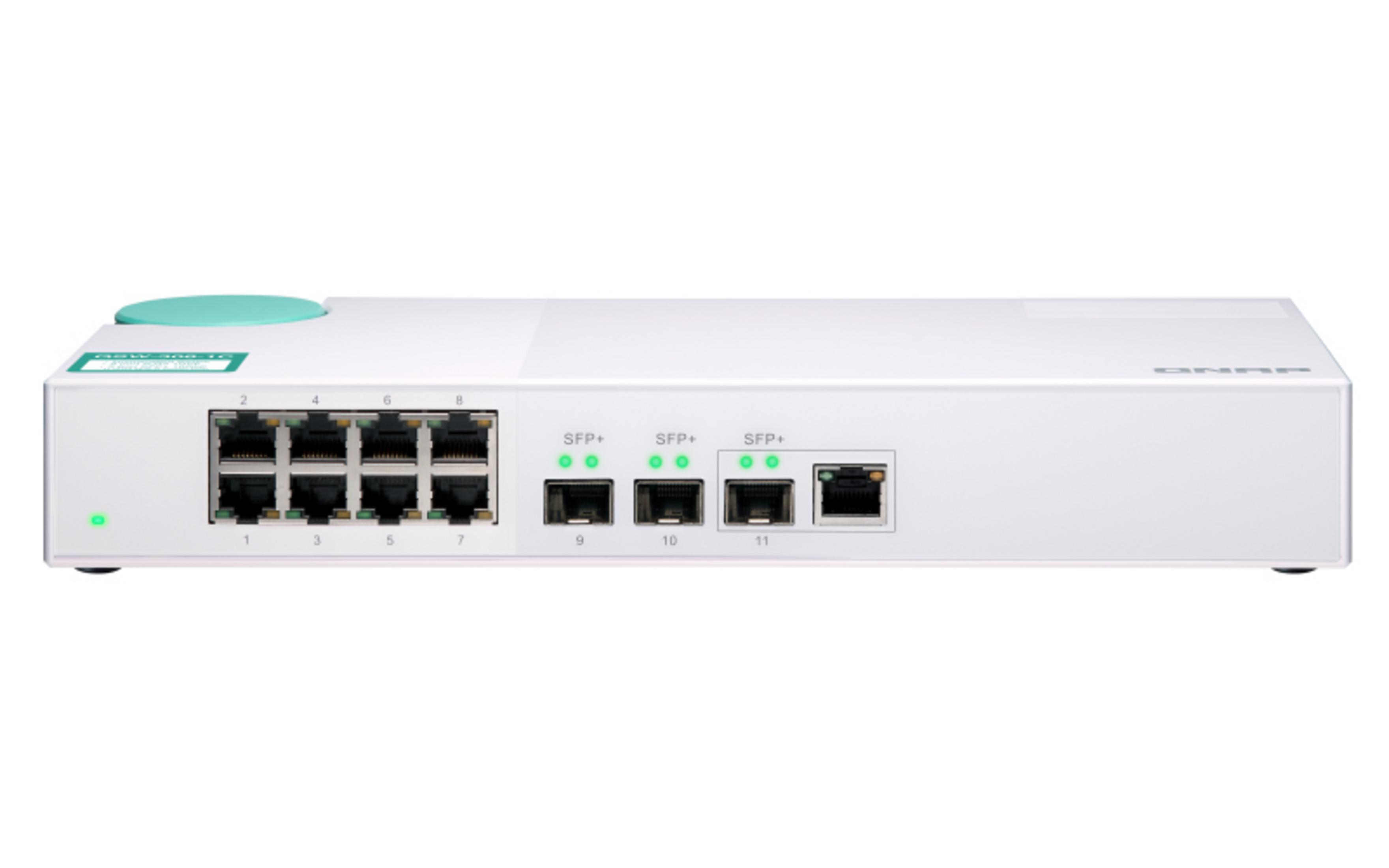 Switch di rete bianco con 8 porte Ethernet e 4 porte SFP+. Luci verdi indicano attività.