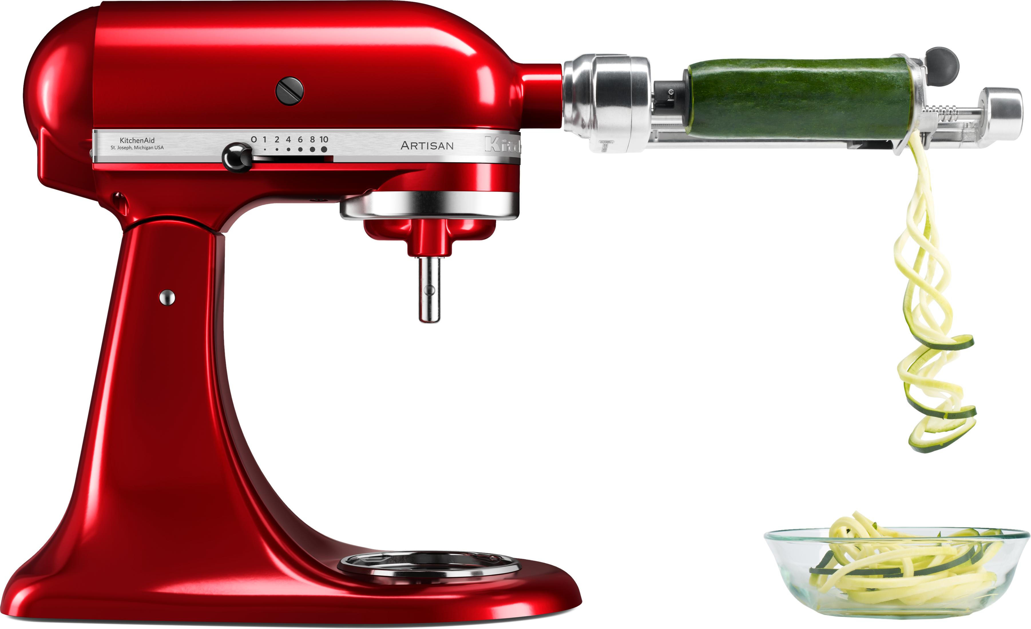 Ein roter KitchenAid-Standmixer mit Spiralaufsatz, der Zucchini in Nudeln schneidet.