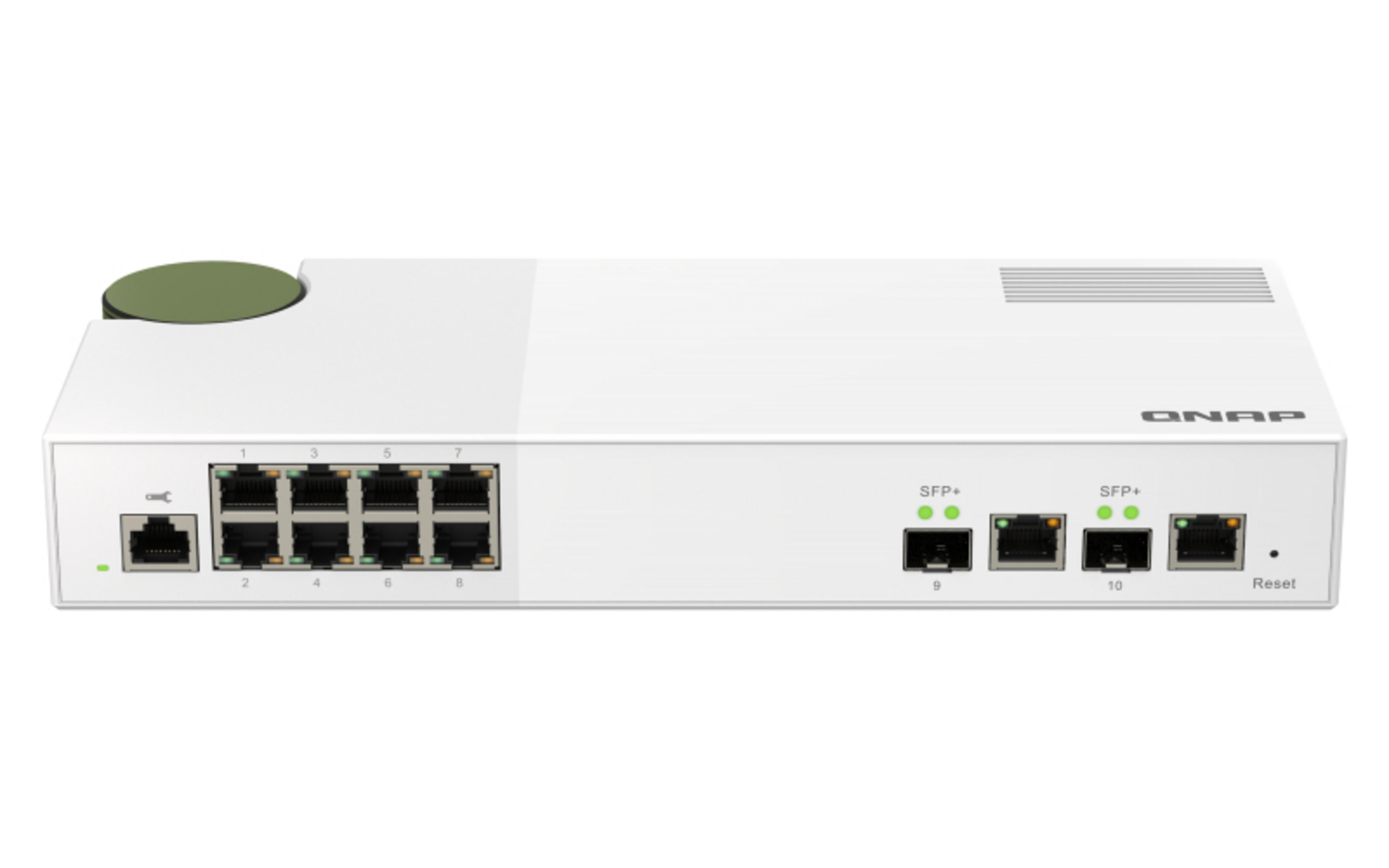Witte QNAP-switch met 8 LAN-poorten, 2 SFP+-poorten en een groene knop.