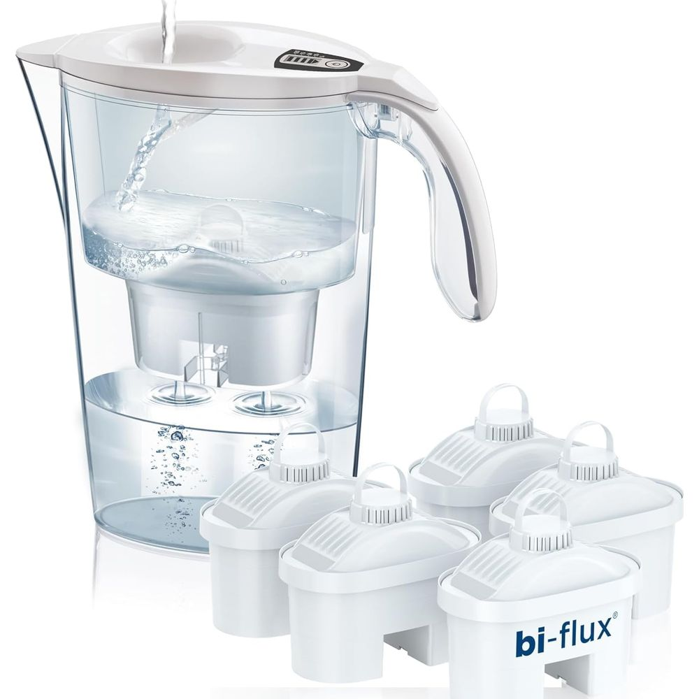 Dzbanek filtrujący wodę z czterema filtrami. Woda wlewa się do dzbanka.
