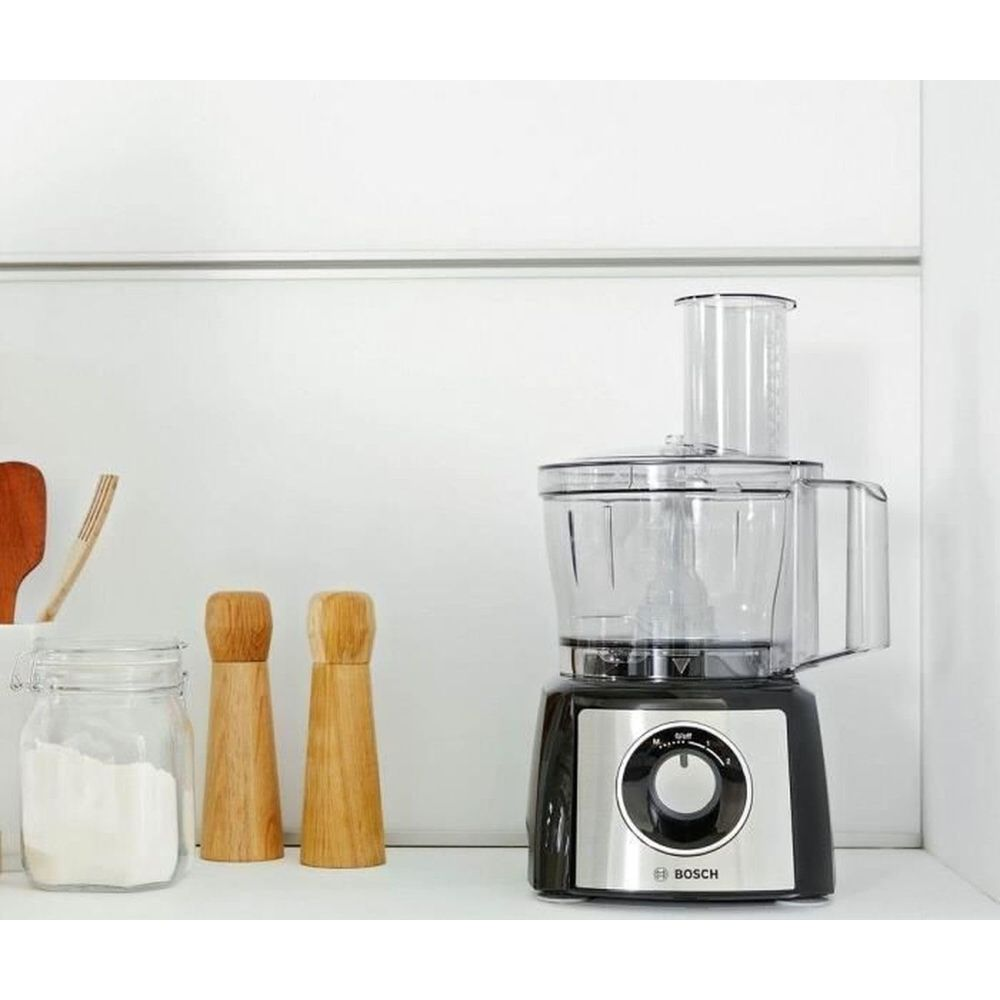 Robot kuchenny Bosch z szklanym pojemnikiem i drewnianymi młynkami.