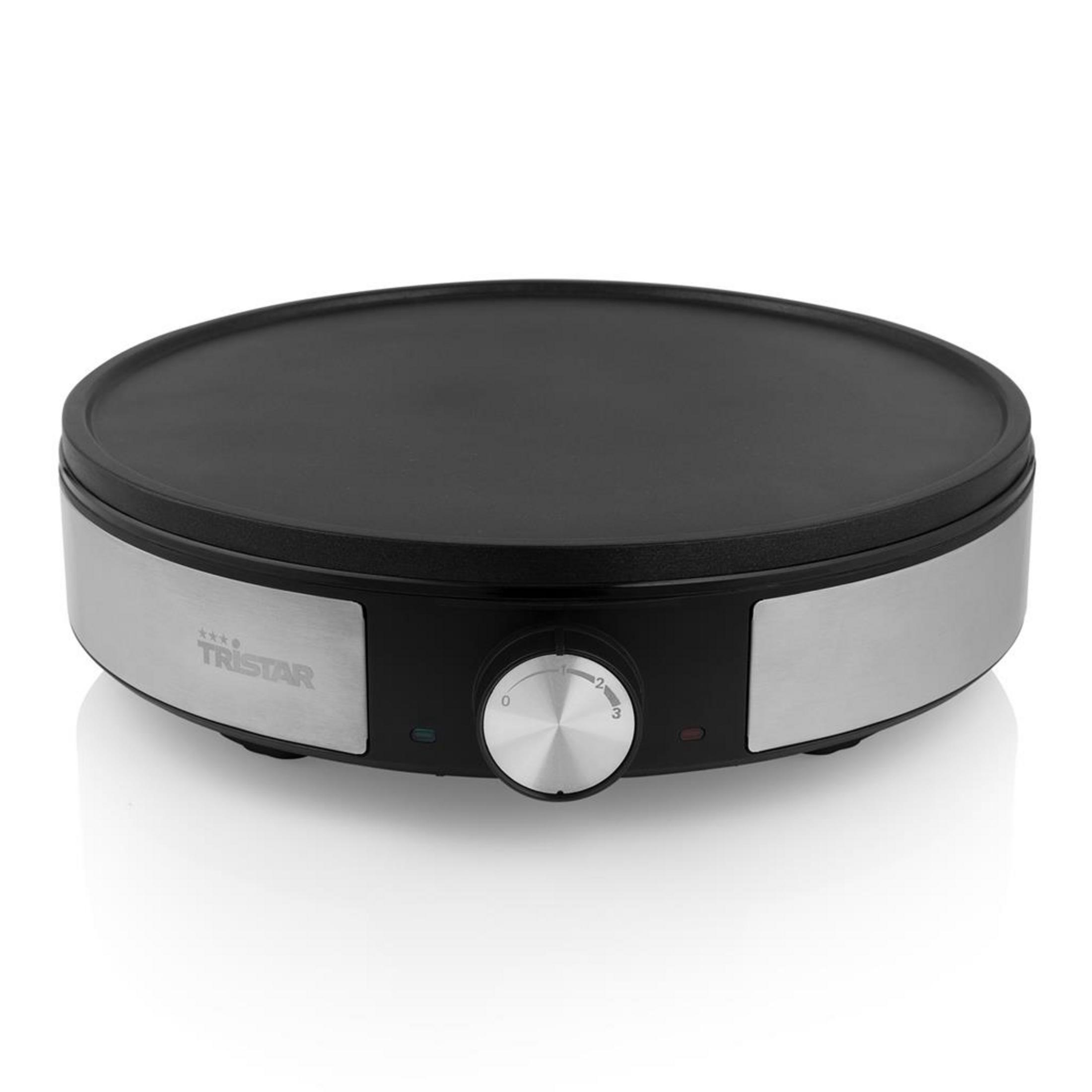 Okrągły, czarny ekspres do naleśników z srebrnymi akcentami i pokrętłem.