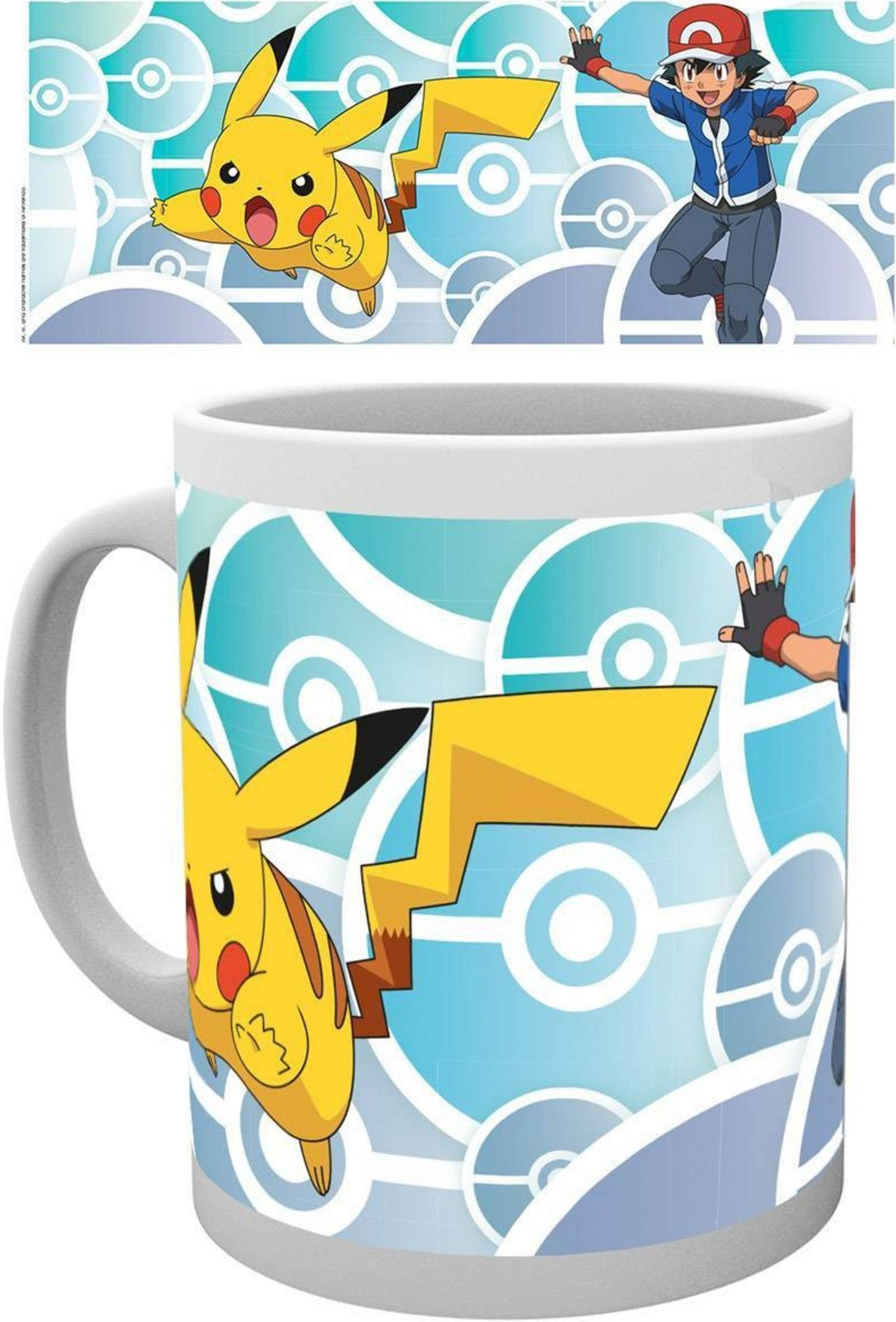 Pikachu und Ash von Pokémon auf einer Tasse vor blauem Hintergrund mit Pokébällen.