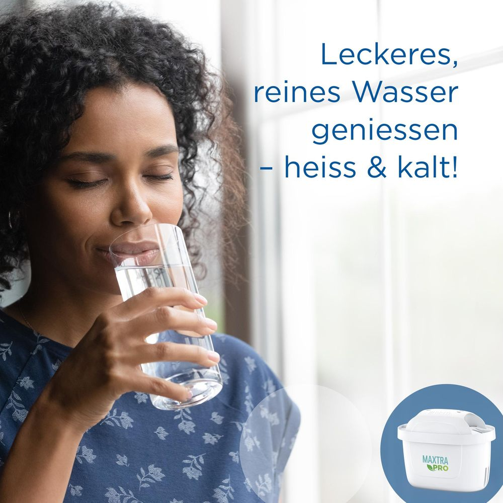 Donna beve acqua da un bicchiere. Filtro acqua in basso a destra.