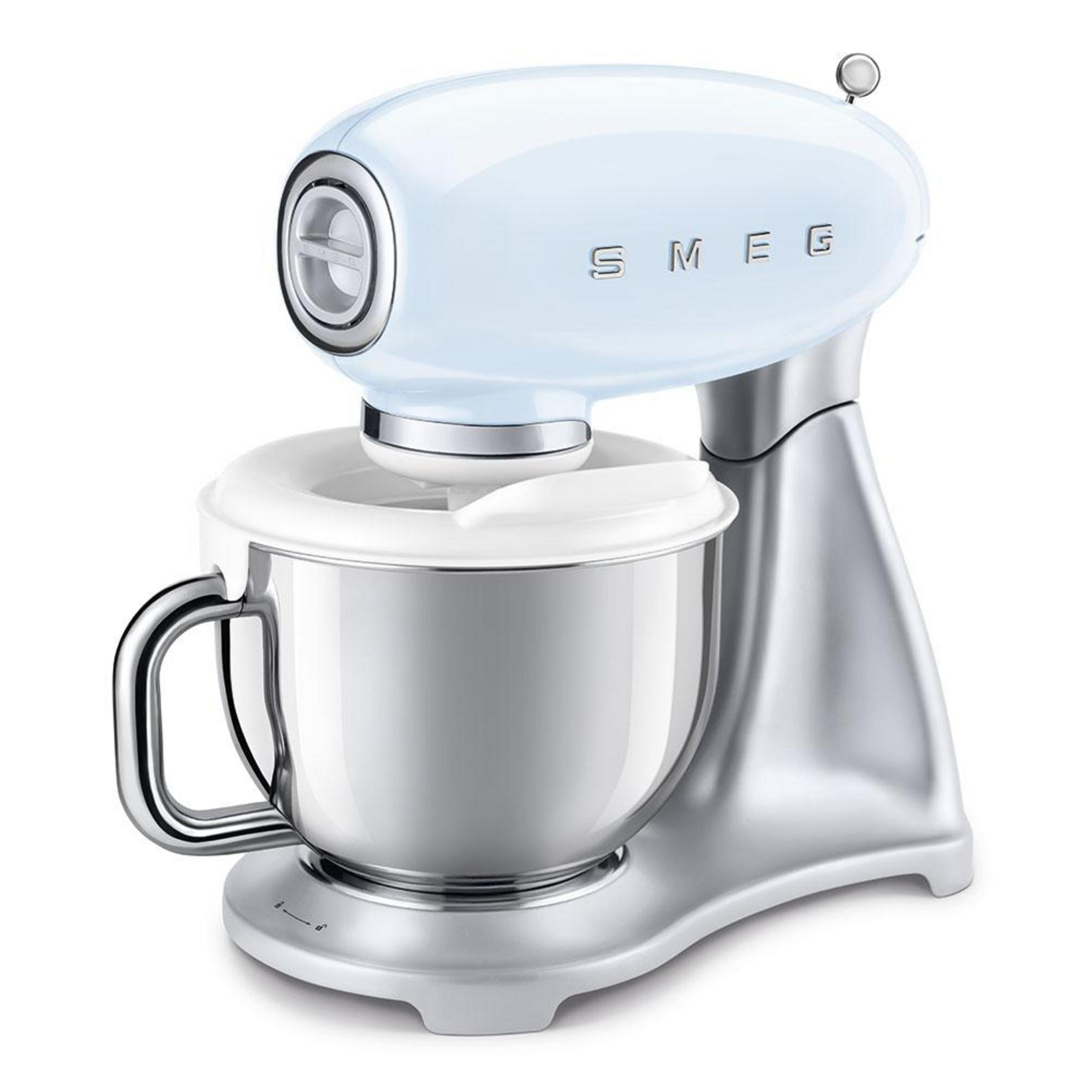Gümüş kase ve kulplu açık mavi Smeg stand mikseri, beyaz arka plan üzerinde.