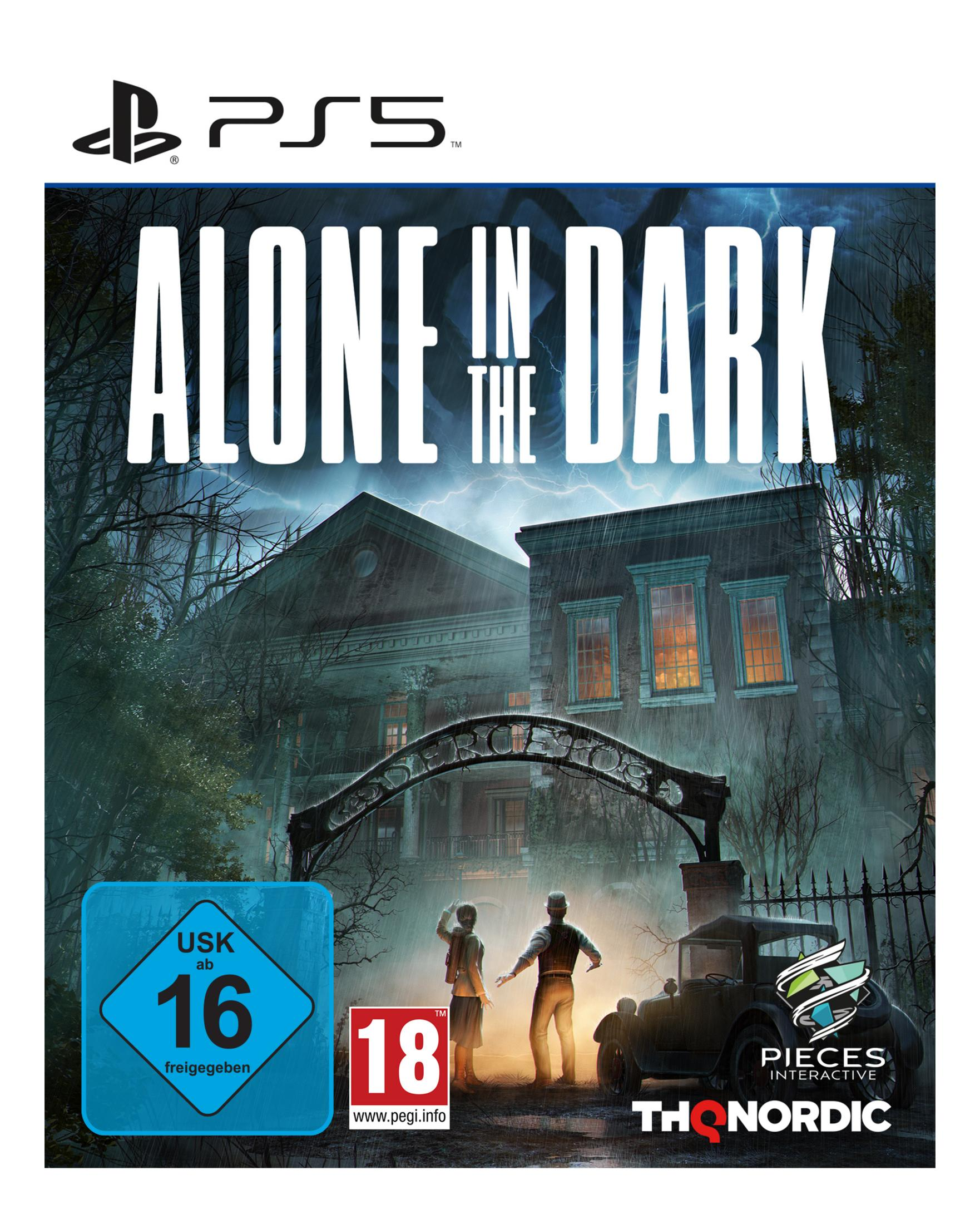 Juego PS5 "Alone in the Dark" con dos figuras frente a una casa bajo la lluvia.