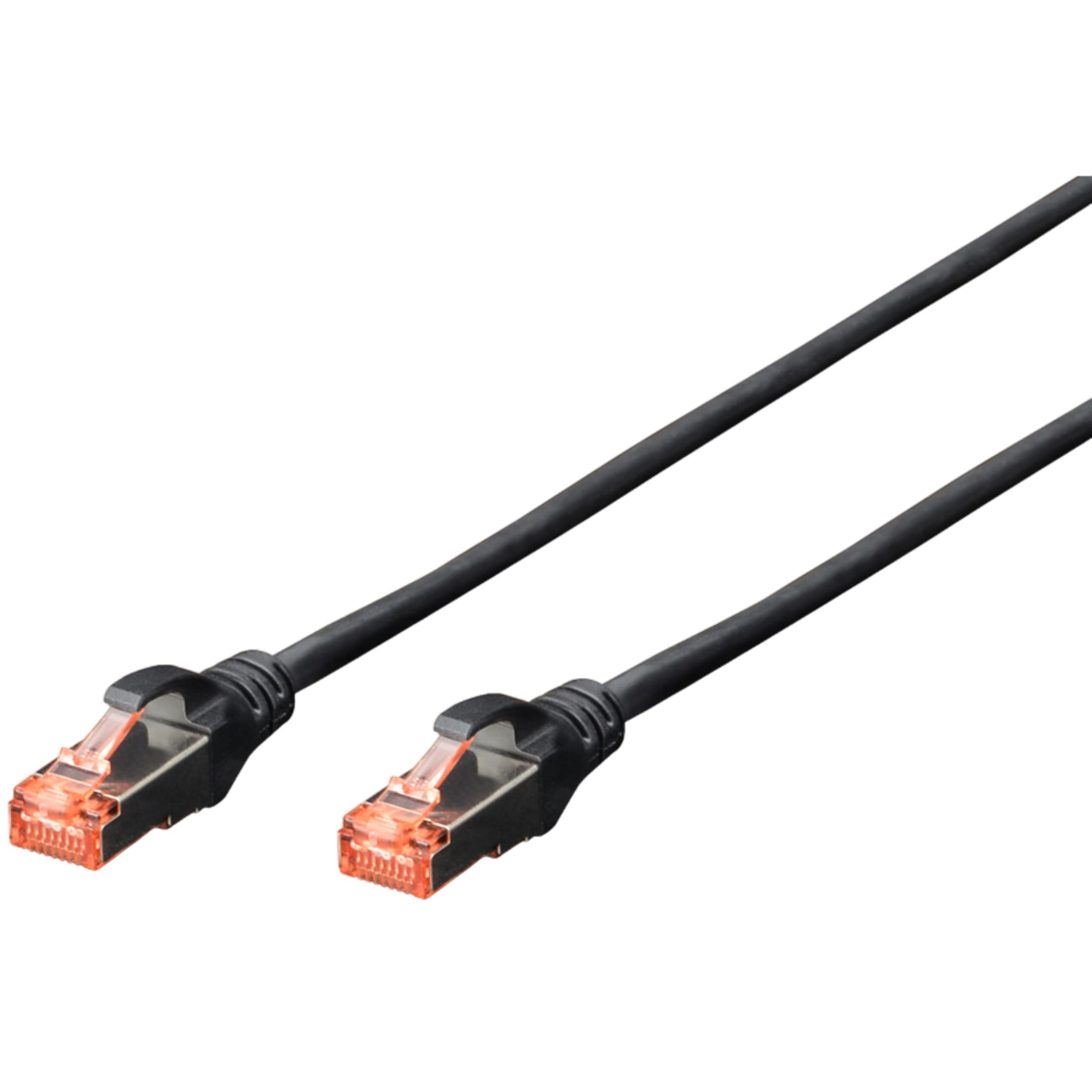 Un câble réseau noir avec deux connecteurs RJ45 orange translucide.