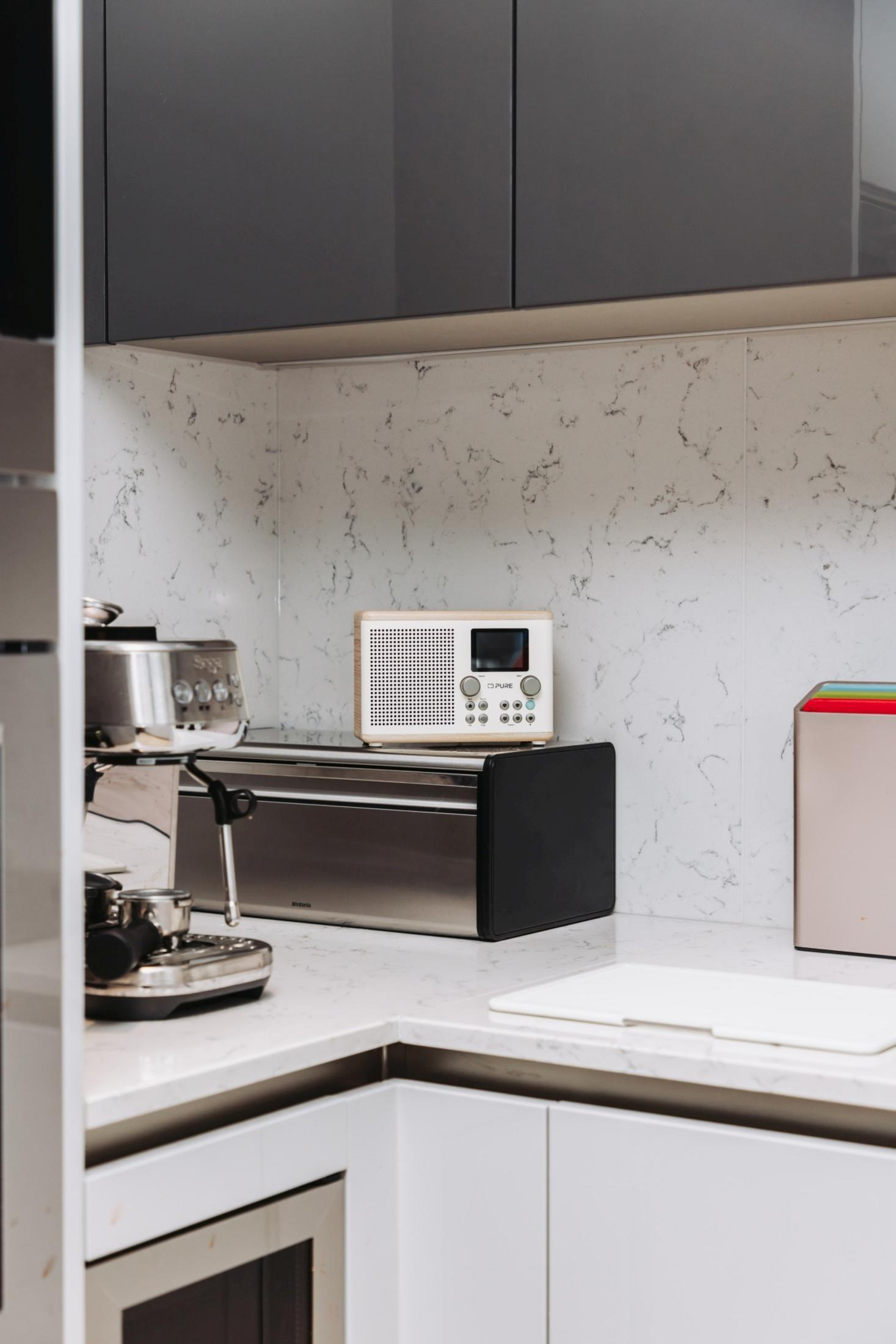 Kuchnia: Ekspres do kawy, toster, radio, deski do krojenia na blacie.