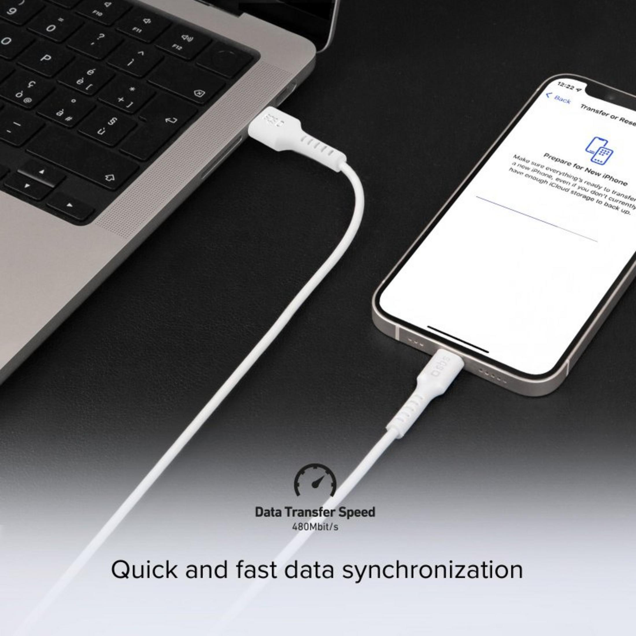 Un câble de chargement blanc relie un ordinateur portable et un iPhone pour la synchronisation.
