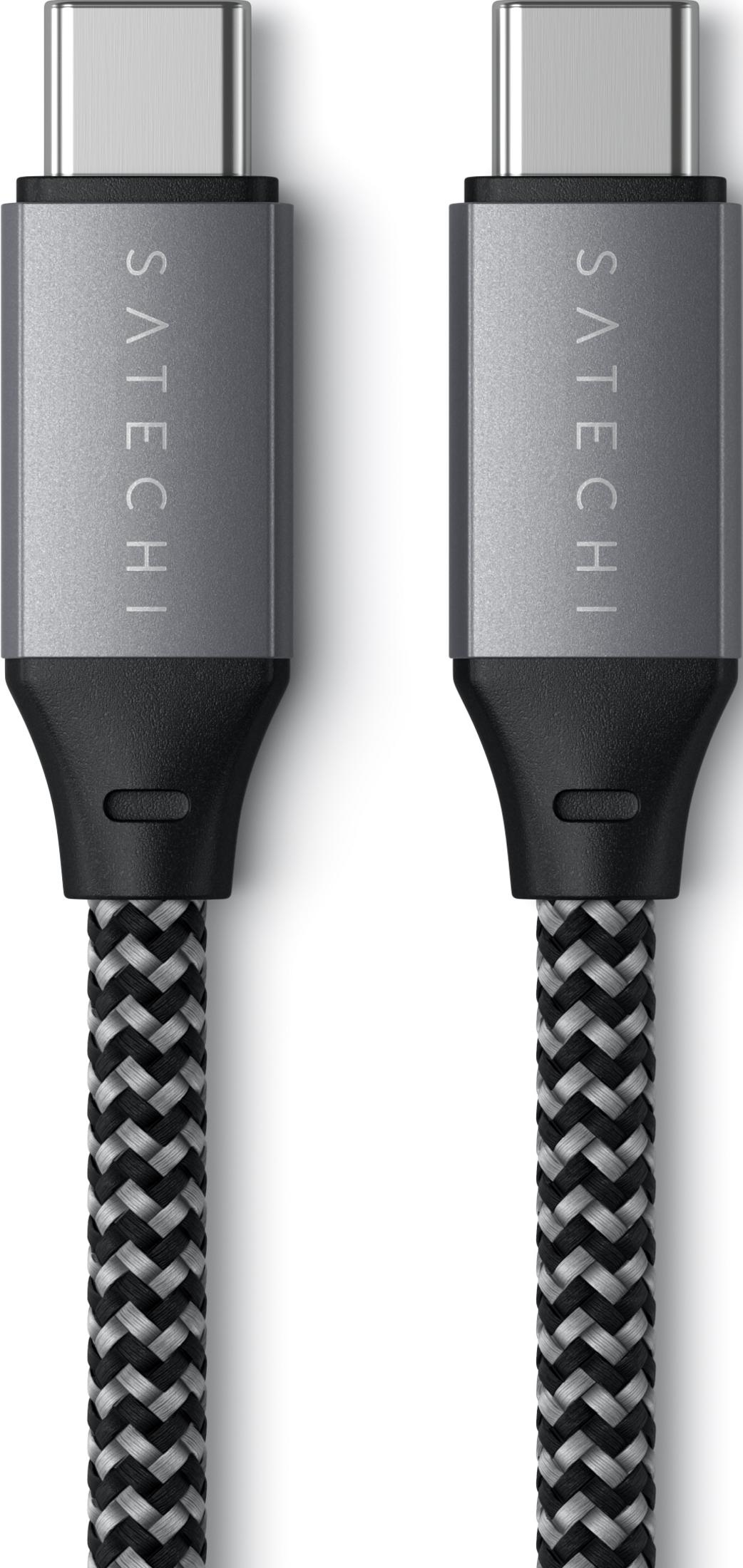 Due cavi USB-C grigi con cordoni intrecciati neri e scritte grigie.