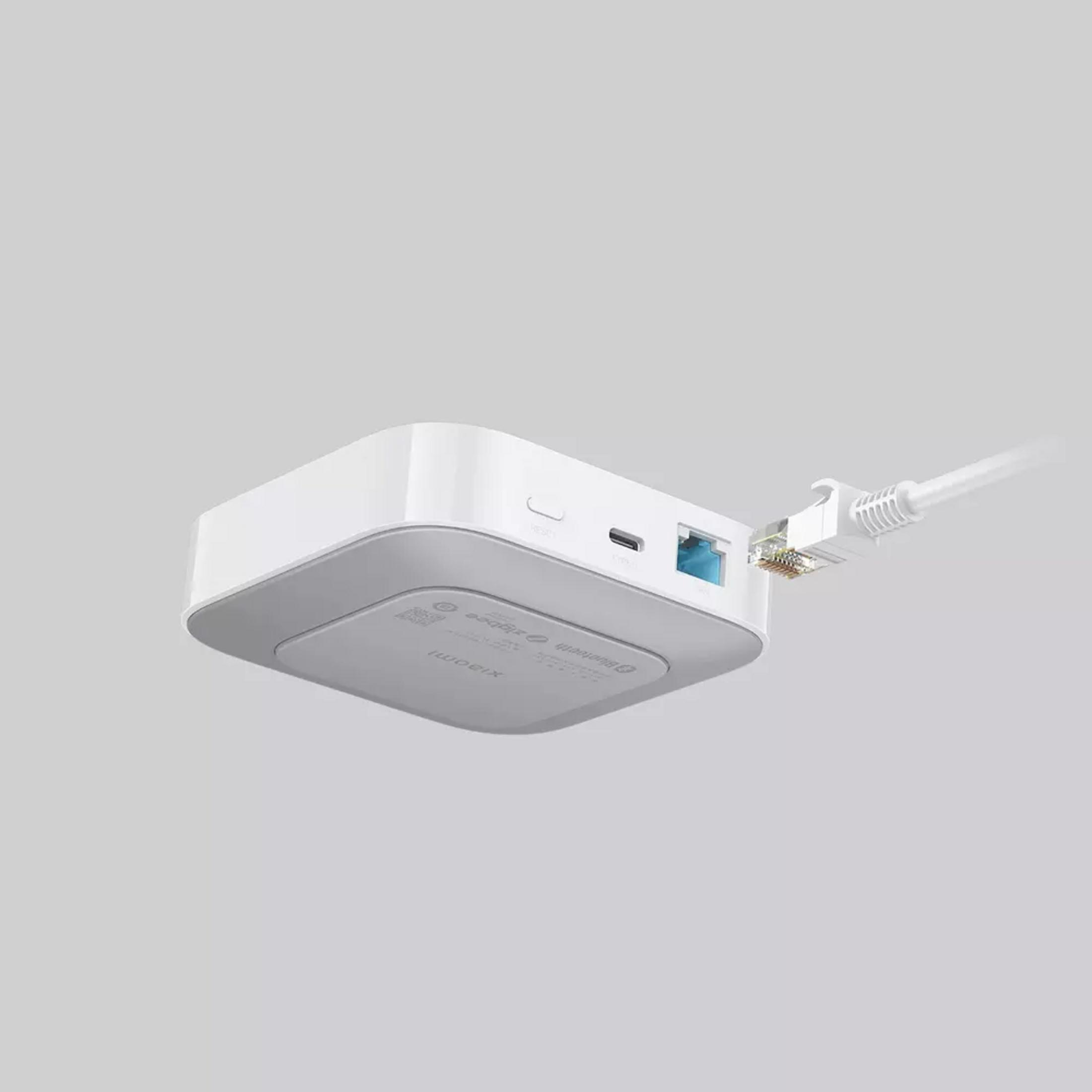Biały router z podłączonym kablem sieciowym.
