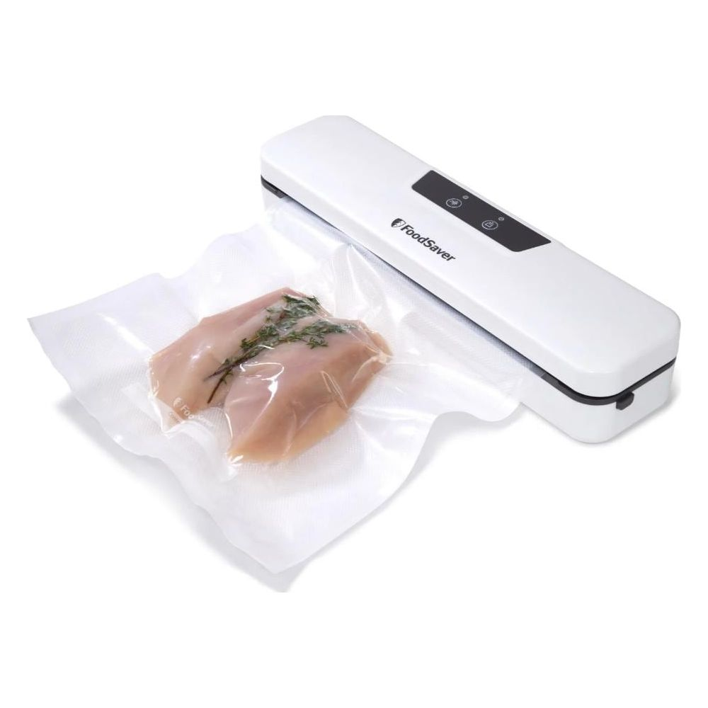 Biała zgrzewarka próżniowa z piersią kurczaka w worku.