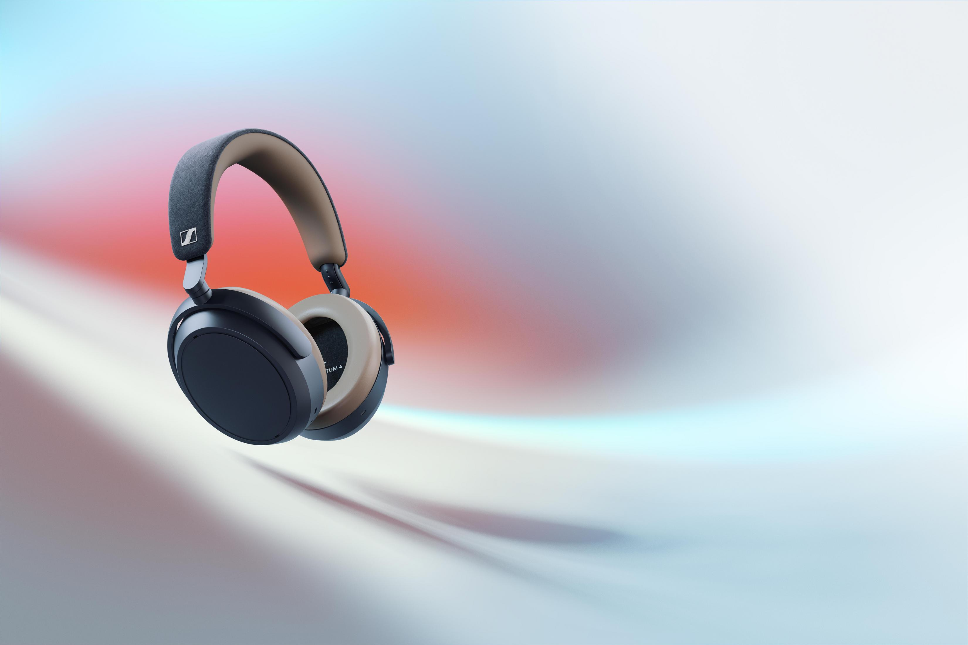 Auriculares negros con diadema beige flotan sobre un fondo degradado de color.