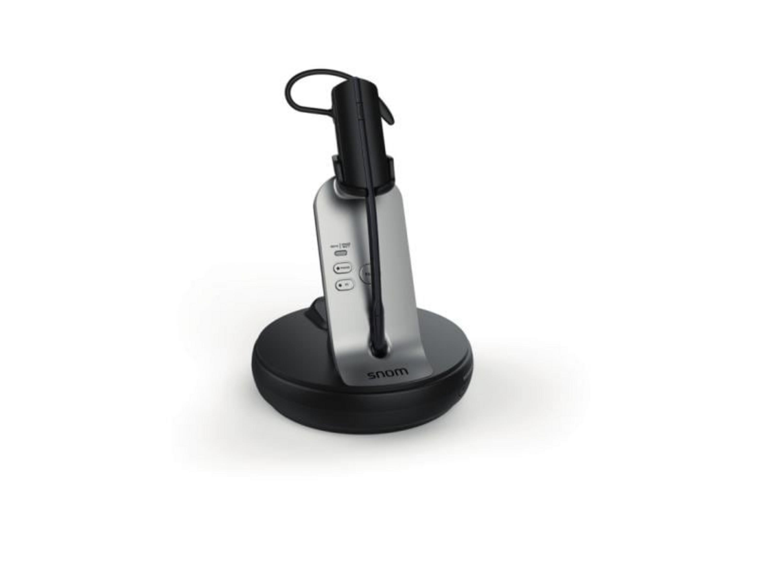 Un auricolare argentato con gancio nero poggia su una base nera.