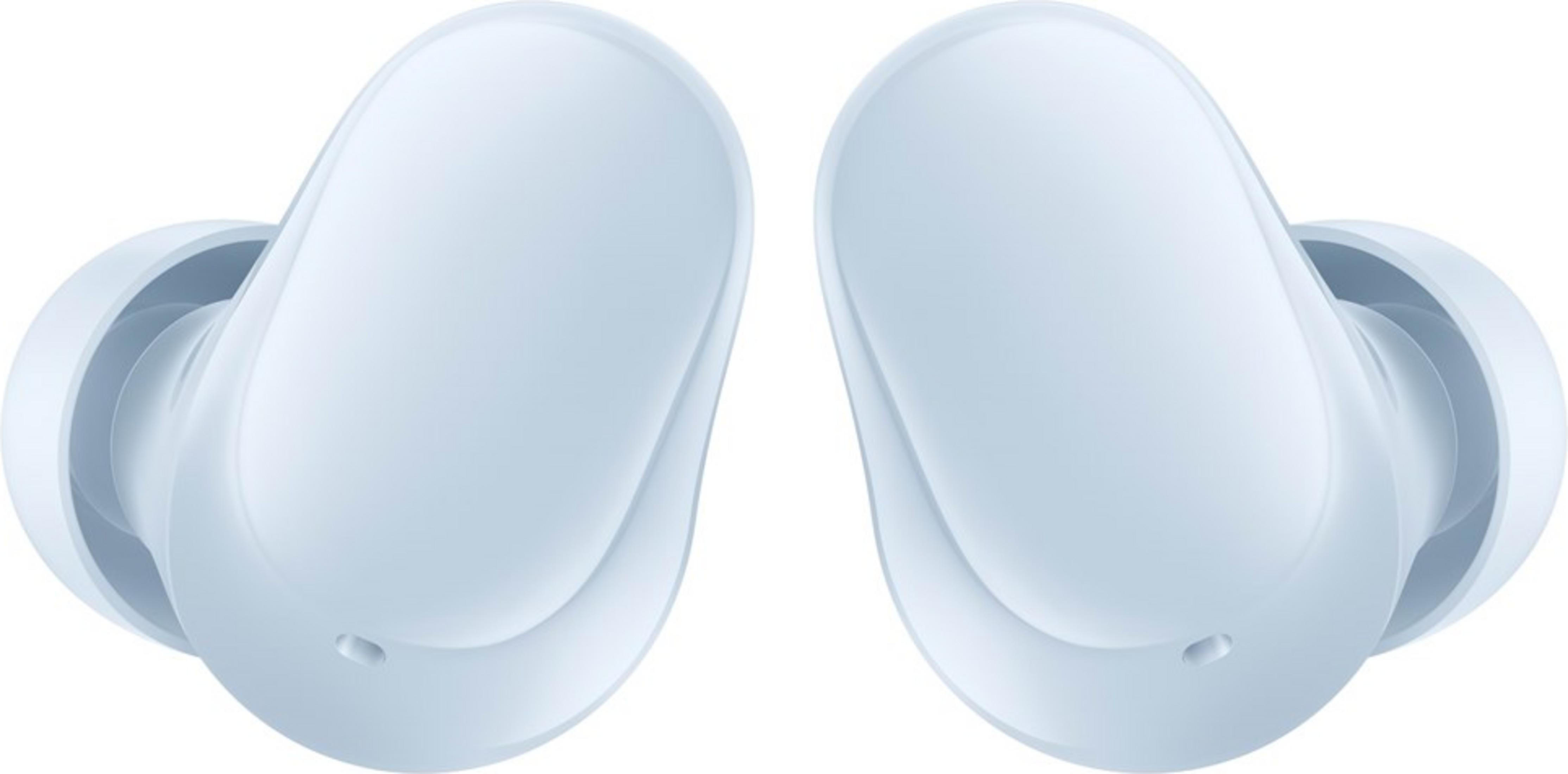 Dwa jasnoniebieskie słuchawki bezprzewodowe stoją obok siebie na białym tle.