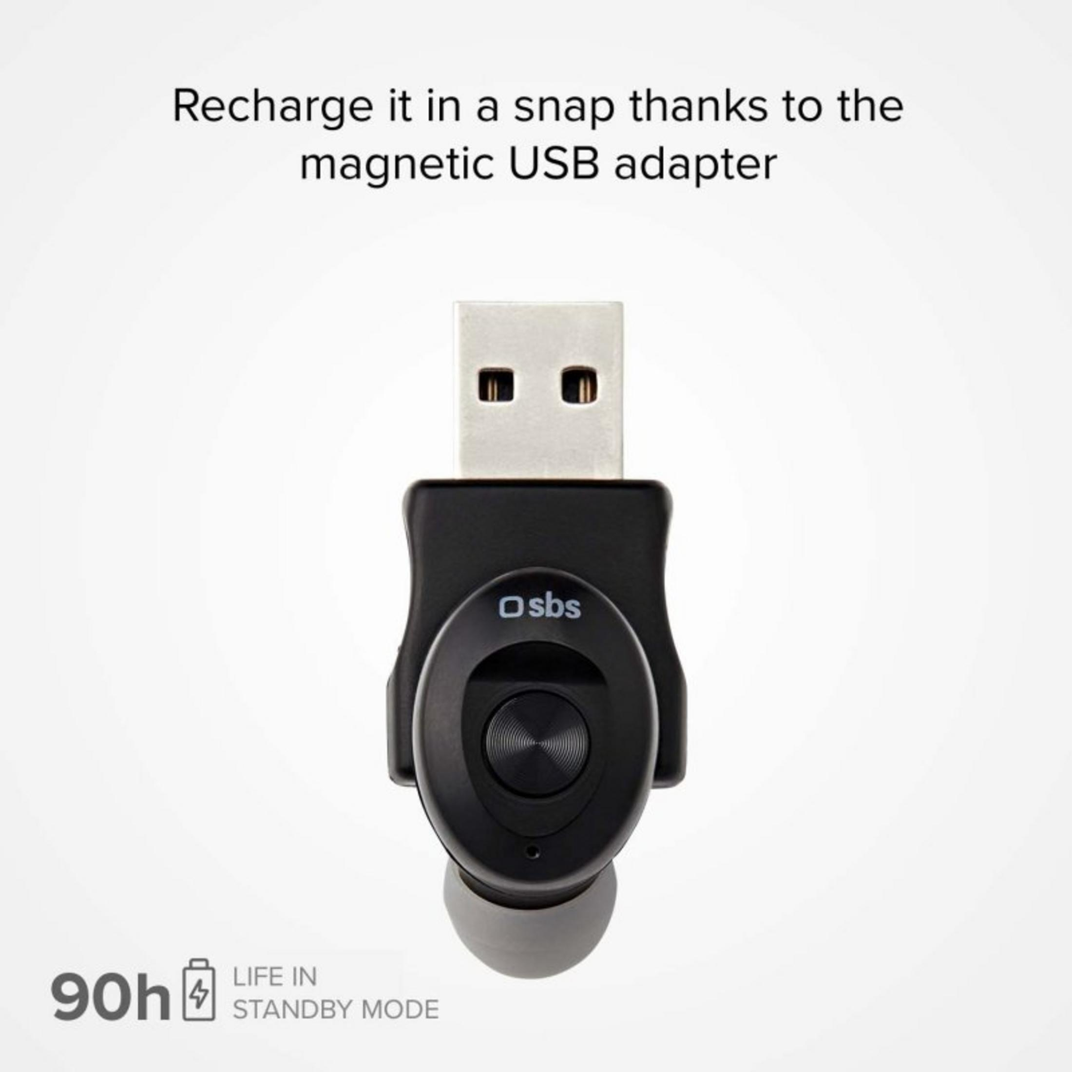 Un auricolare nero con adattatore USB magnetico e indicatore di 90h in standby.
