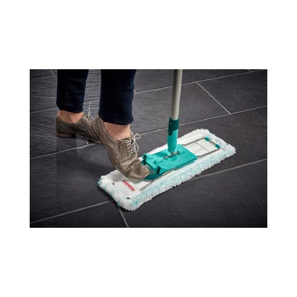 Osoba czyści ciemną podłogę z płytek mopem w kolorze turkusowym i białym.