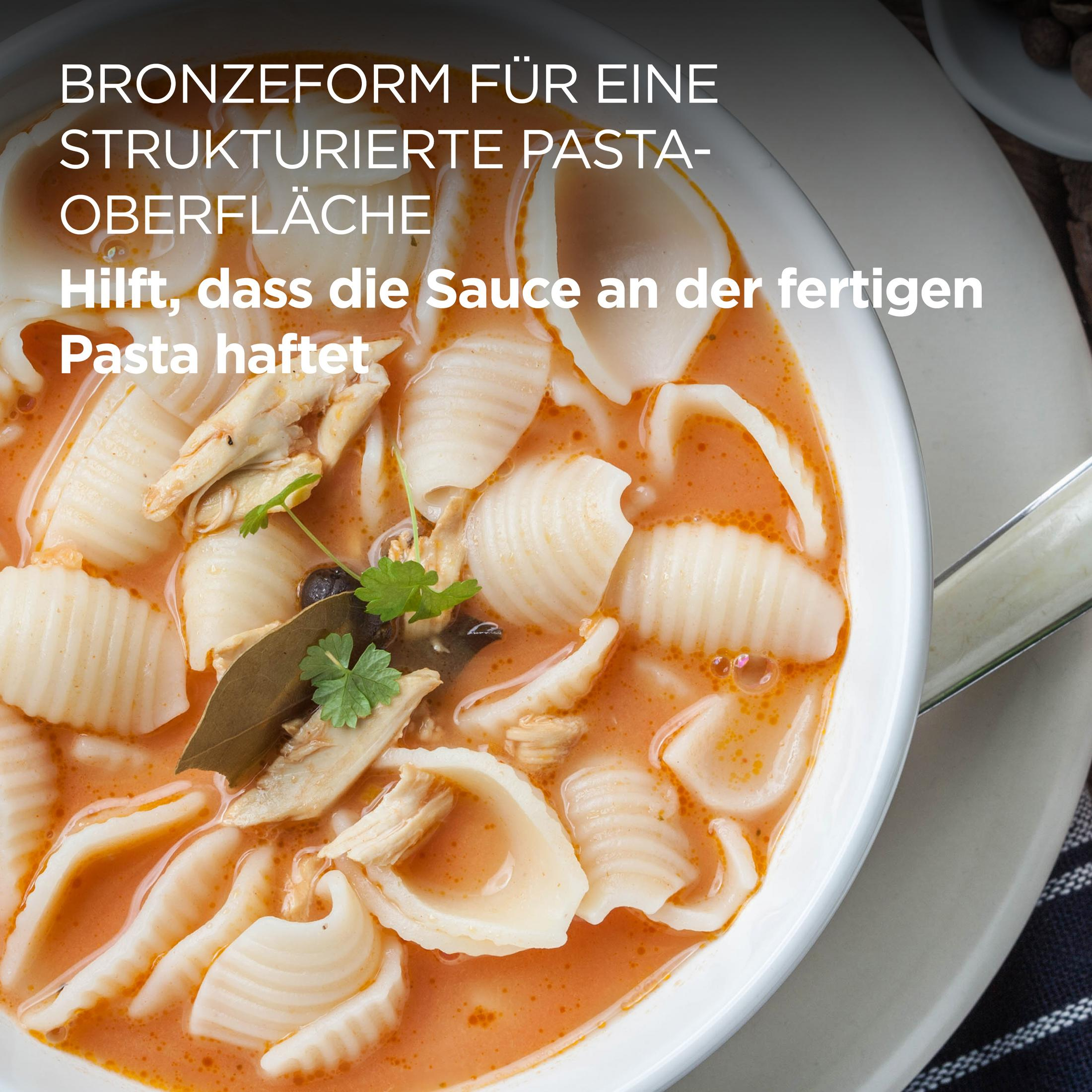 Gekochte Pasta mit Fleisch und Sauce in einer Schüssel, garniert mit Petersilie.