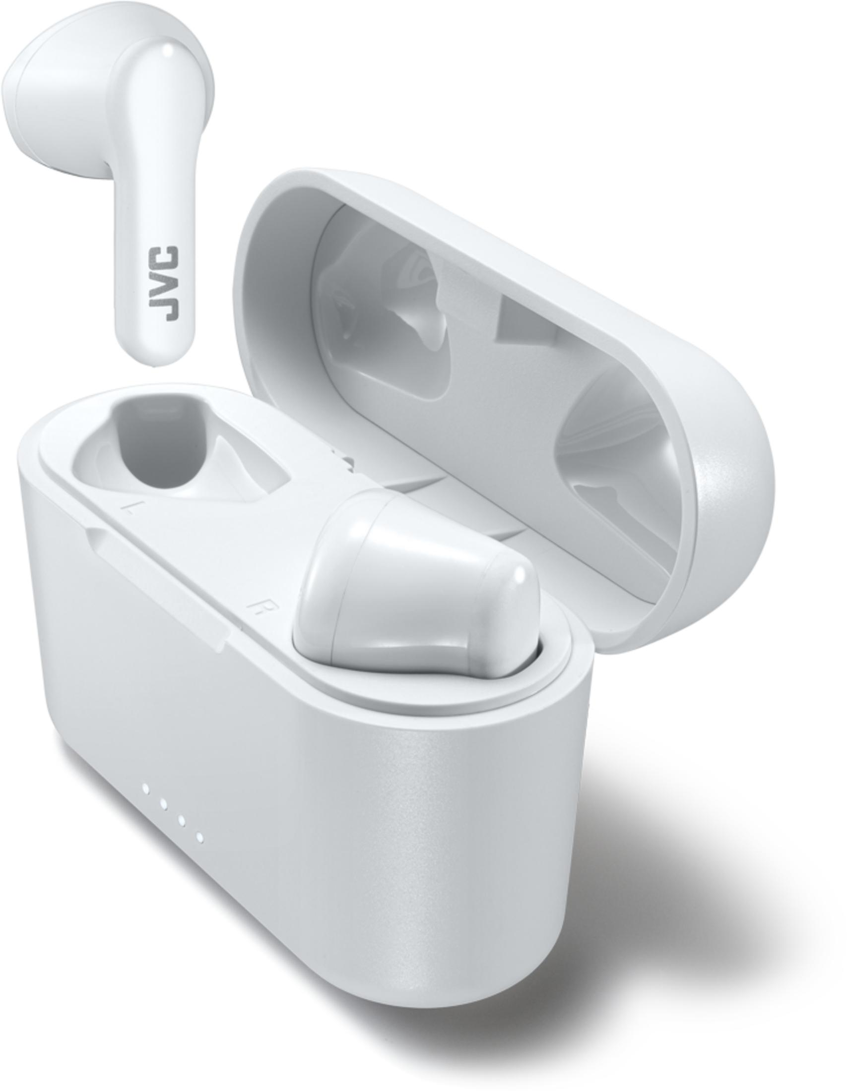 Białe słuchawki JVC z etui ładującym, jeden słuchawki wyjęty.