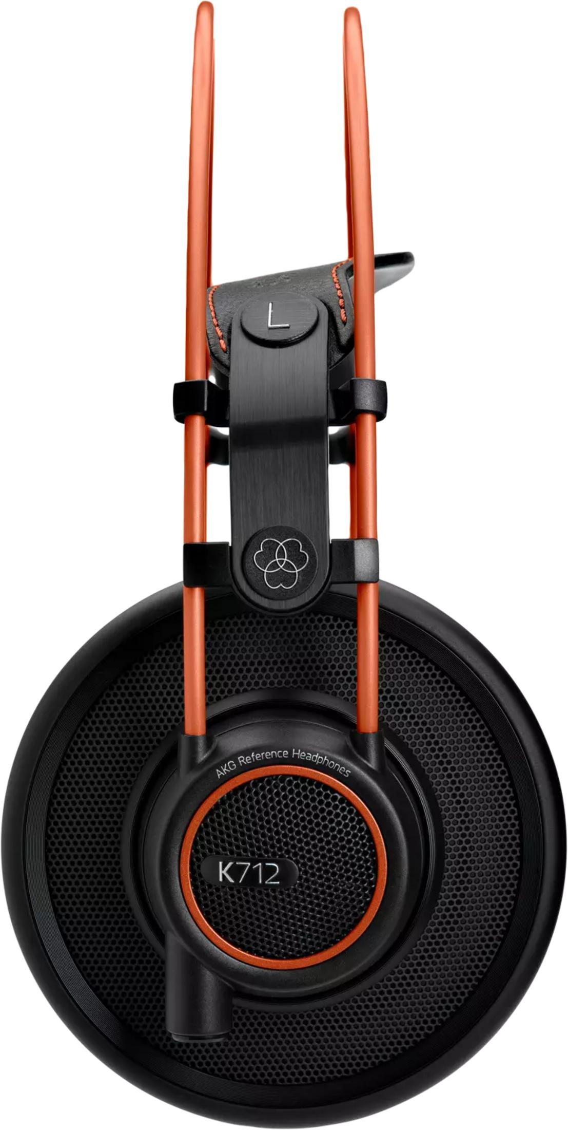 Nahaufnahme der AKG K712 Kopfhörer mit orangefarbenen Akzenten und schwarzen Netzohrmuscheln.