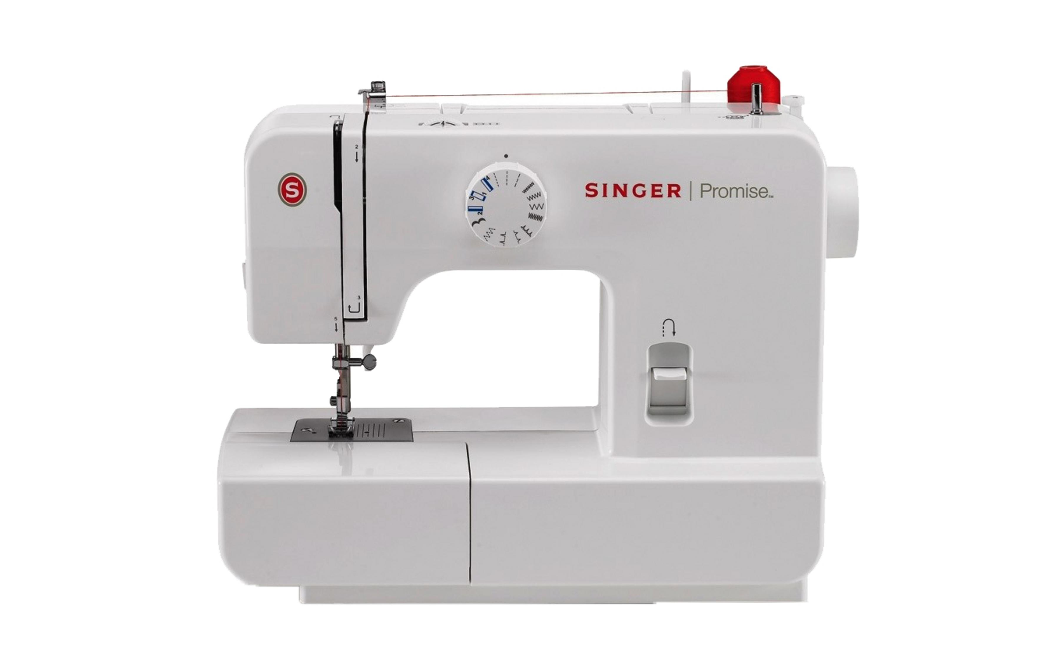 Biała maszyna do szycia Singer z czerwona nicią na trzpieniu szpulki.