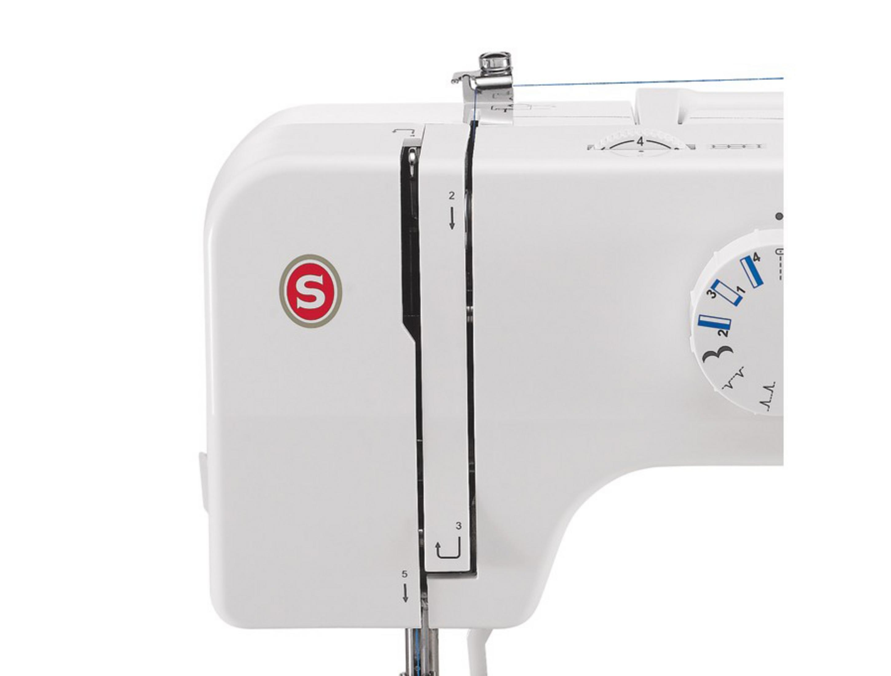 Biała maszyna do szycia z logo Singer, prowadnikiem nici i pokrętłem ściegów.