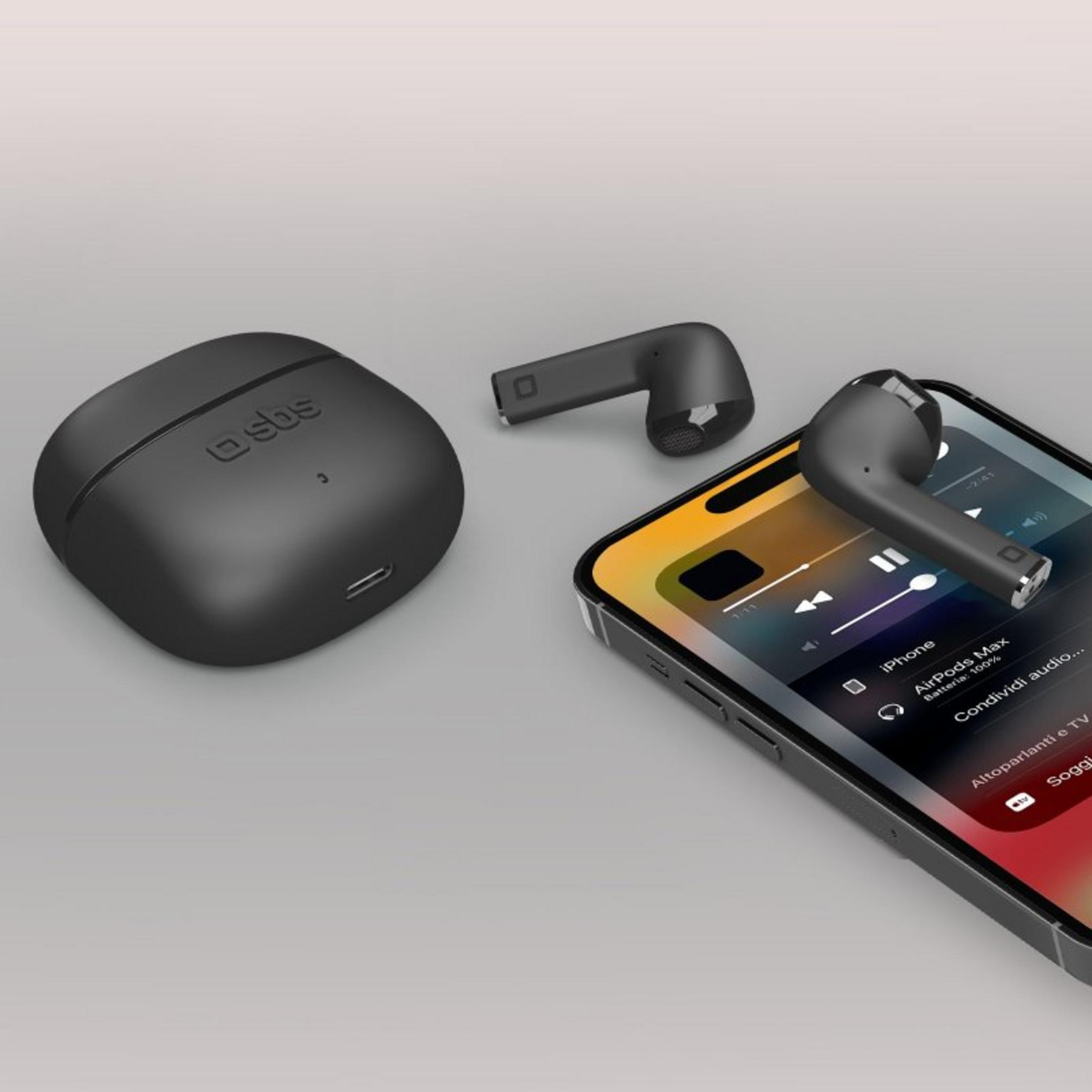 Custodia di ricarica nera, auricolari e iPhone con app musica. Un auricolare sul telefono.