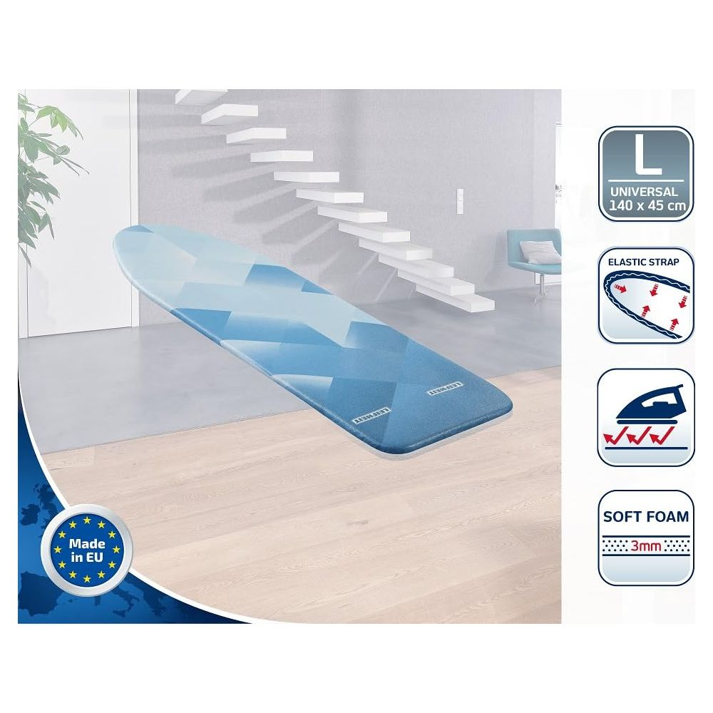 Niebieska deska do prasowania z wzorem leży na pierwszym planie przed schodami.