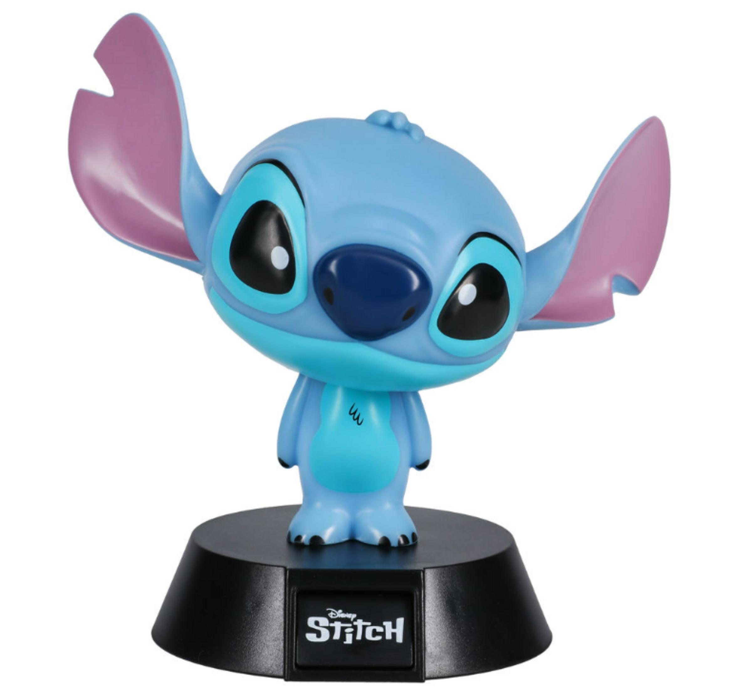 Eine blaue Stitch-Figur mit großen Ohren steht auf einem schwarzen Sockel mit dem "Disney Stitch" Logo.