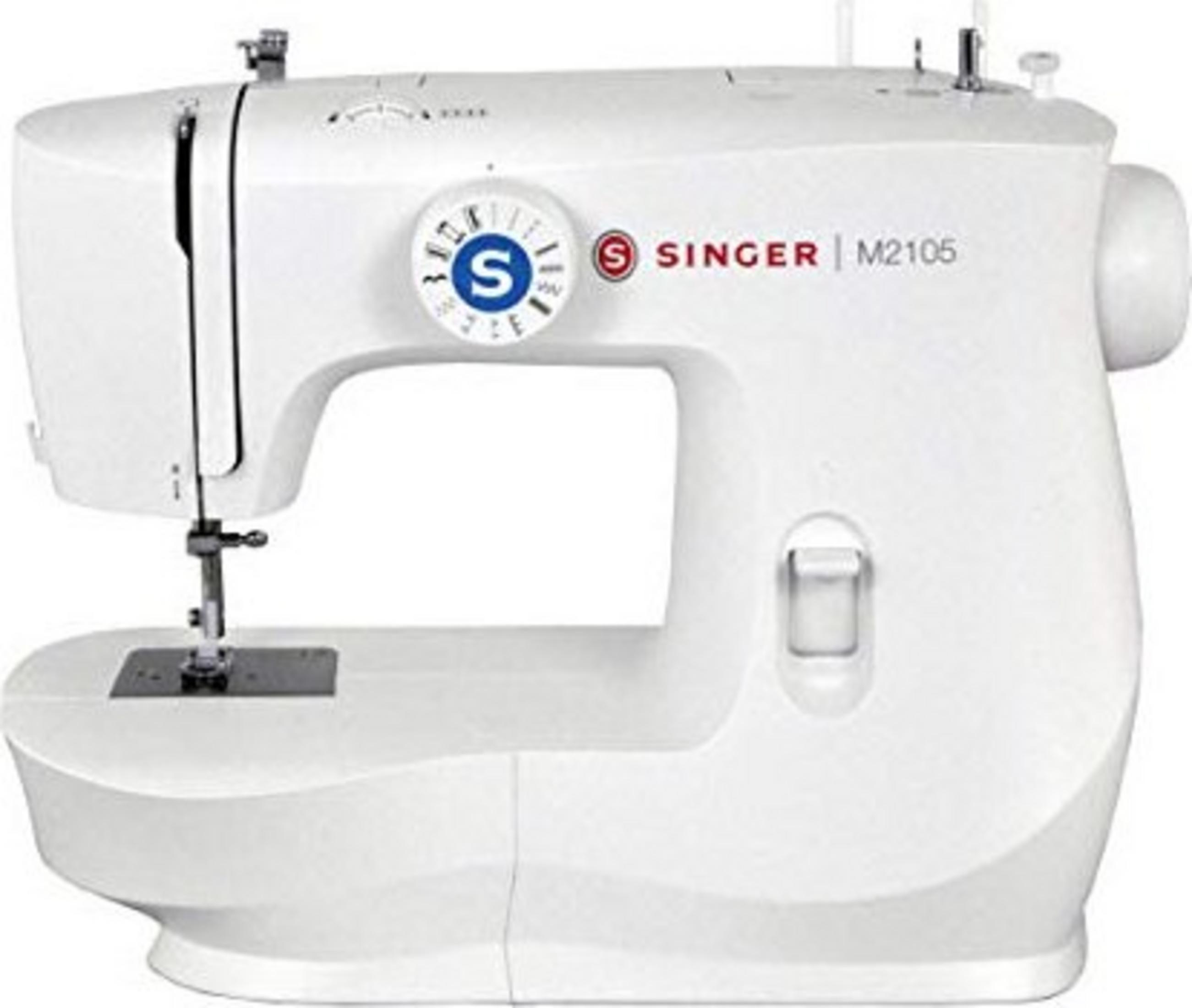 Biała maszyna do szycia Singer M2105 z niebieskim pokrętłem wyboru ściegu.