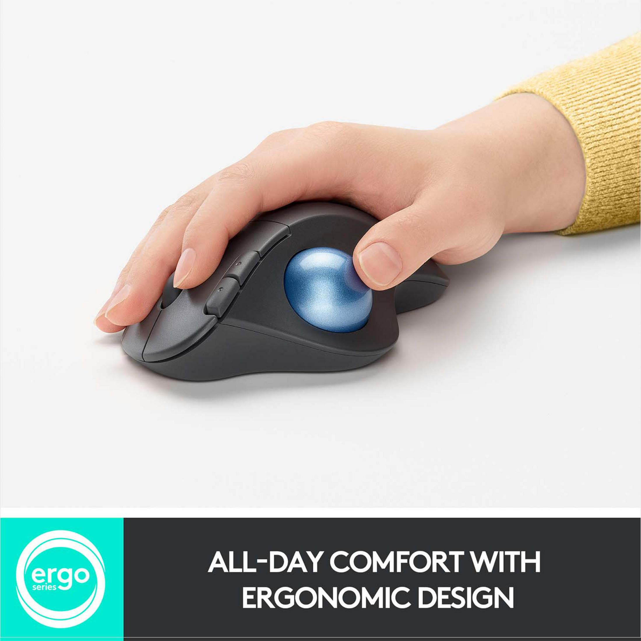 Una mano maneja un ratón trackball negro con bola azul sobre fondo blanco.