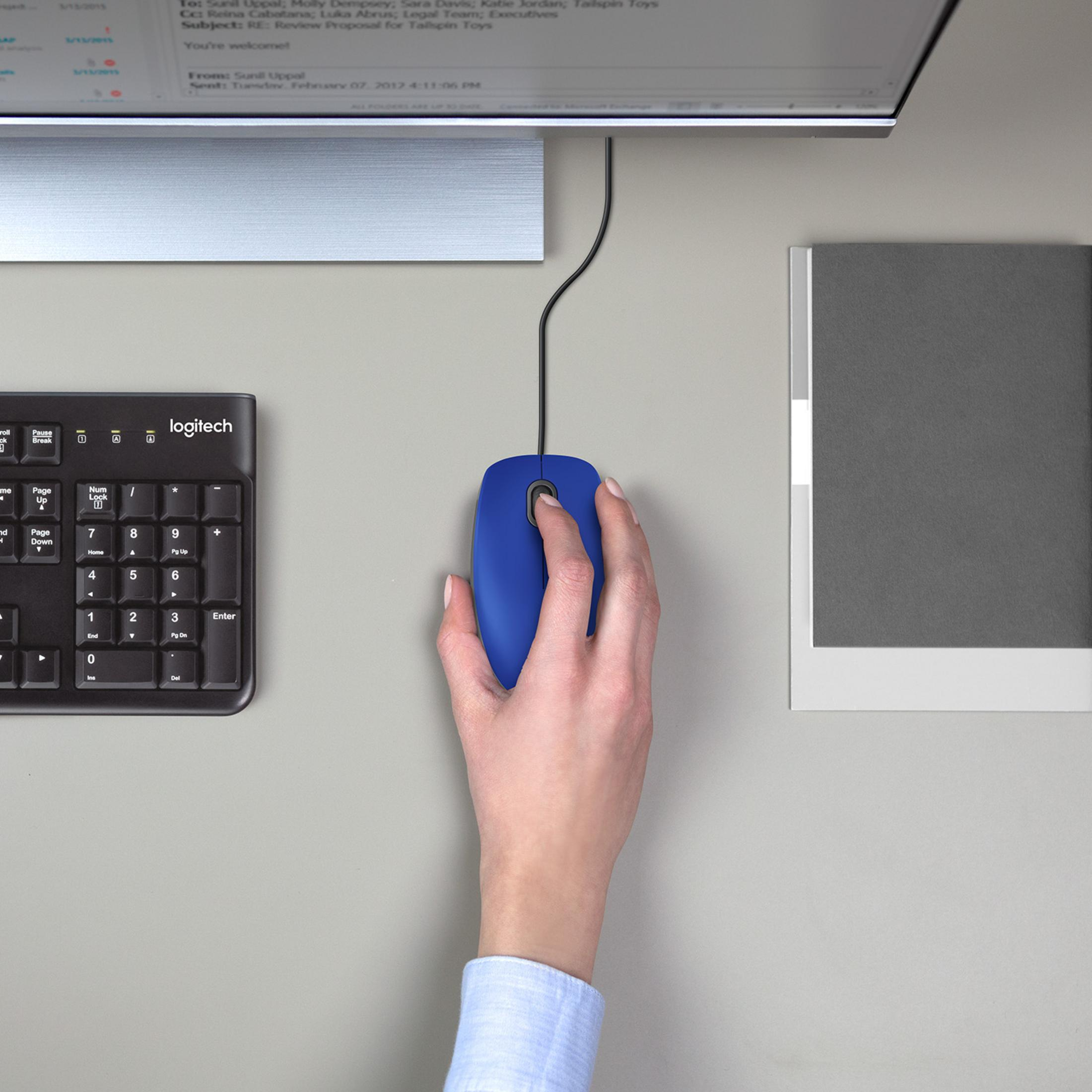 Eine Hand benutzt eine blaue Computermaus neben einer Logitech-Tastatur.