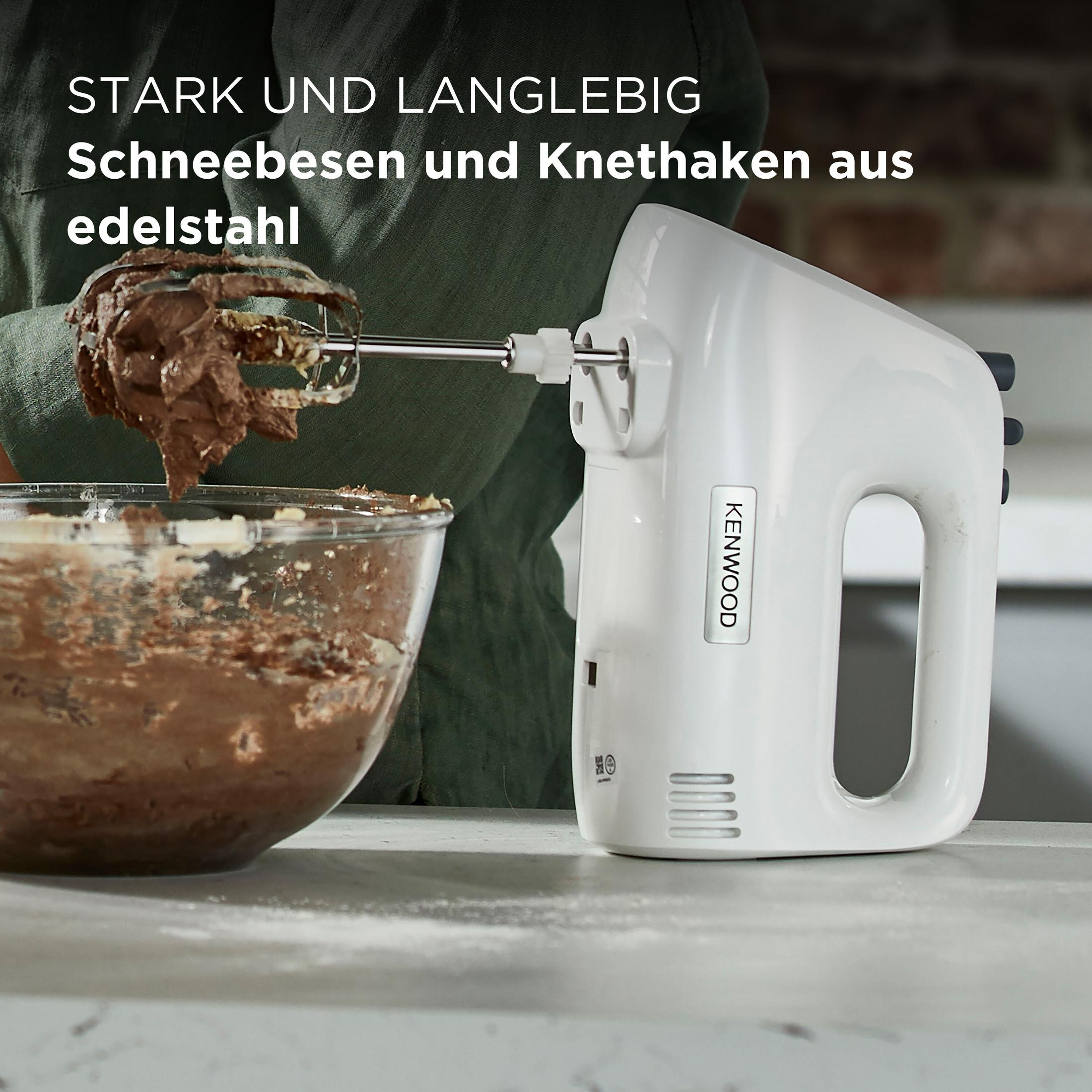 Ein weißer Handmixer mixt braunen Teig in einer Glasschüssel.