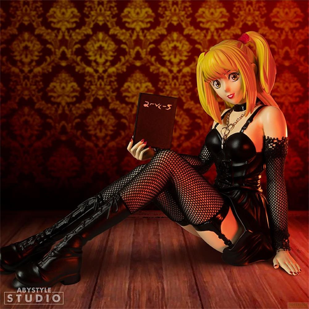 Anime-Figur in schwarzem Lederoutfit mit Netzstrümpfen hält Buch vor gemustertem Hintergrund.